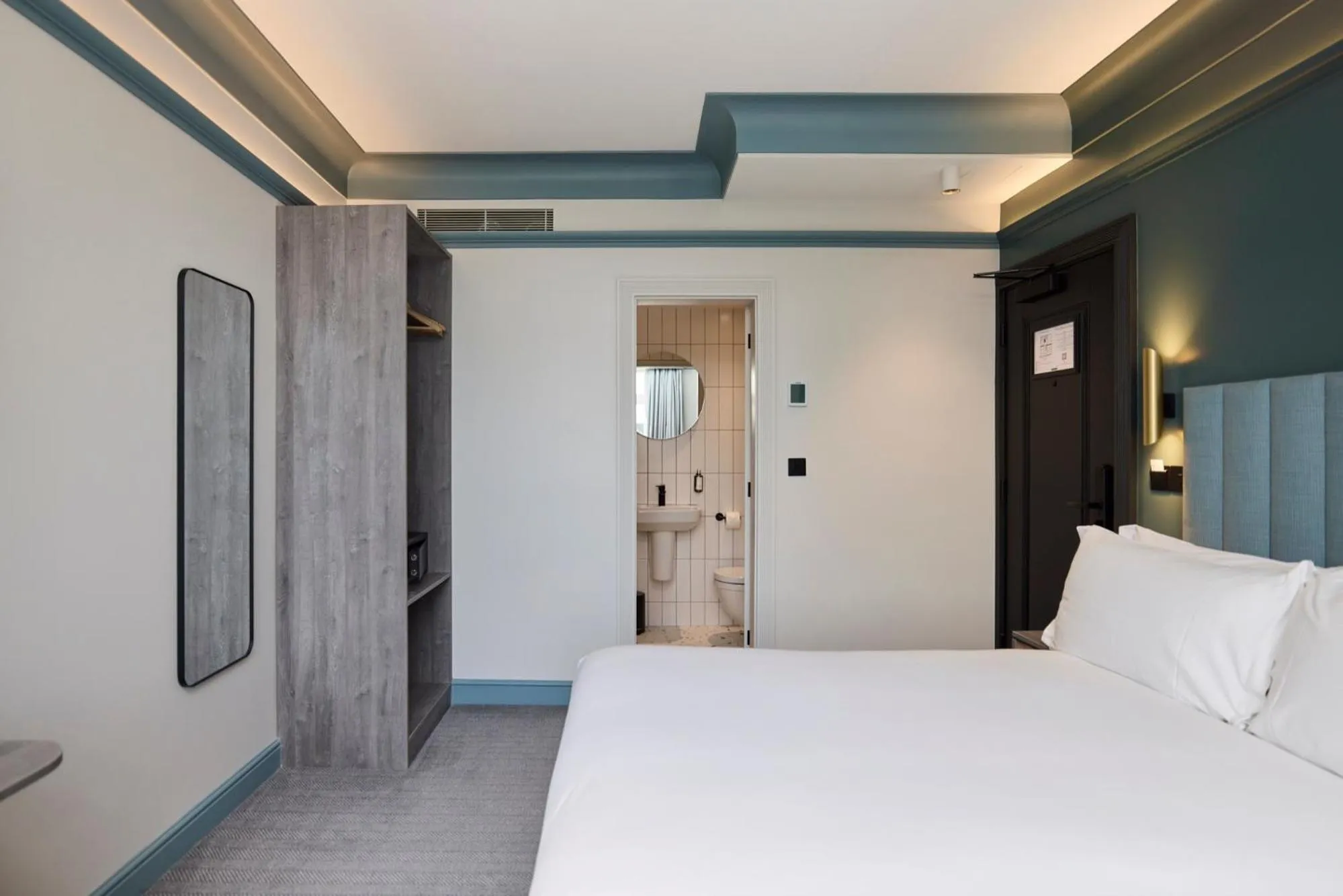 Bed in The Edwin Hotel