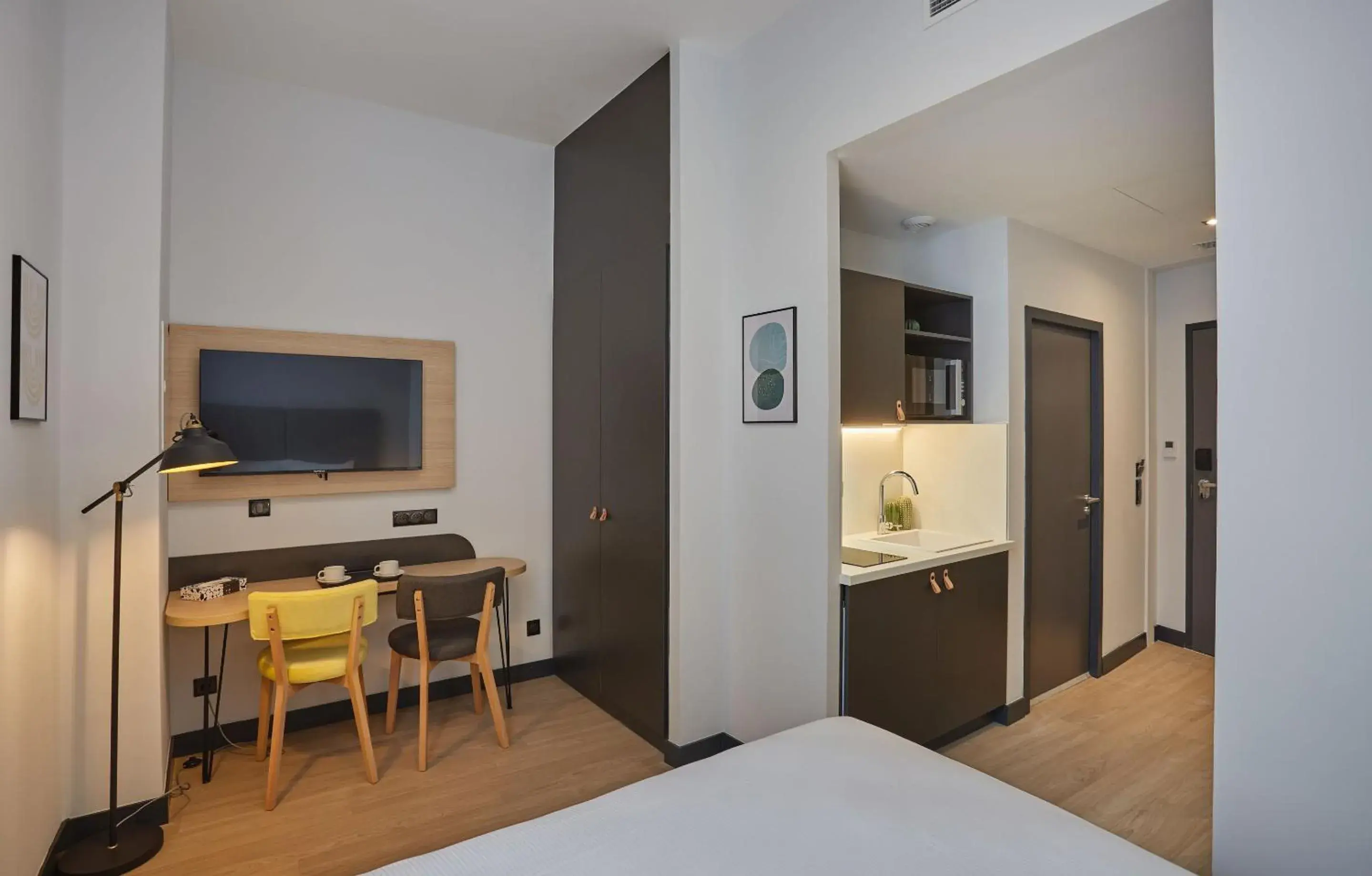 Kitchen or kitchenette, Bed in Appart'hôtel Odalys City - Nîmes Arènes - Palais des Congrès Kitchen or kitchenette, Bed in Appart'hôtel Odalys City - Nîmes Arènes - Palais des Congrès