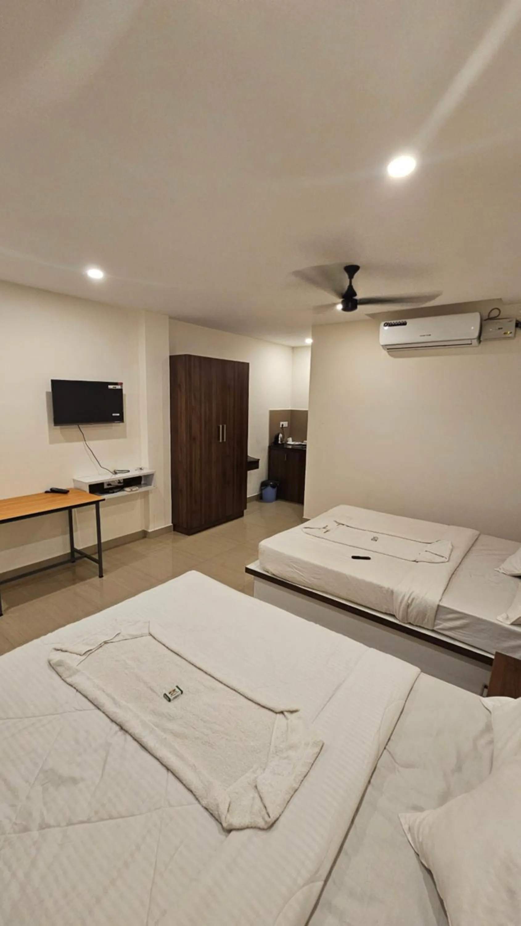 Bed in Heres Haut Residency