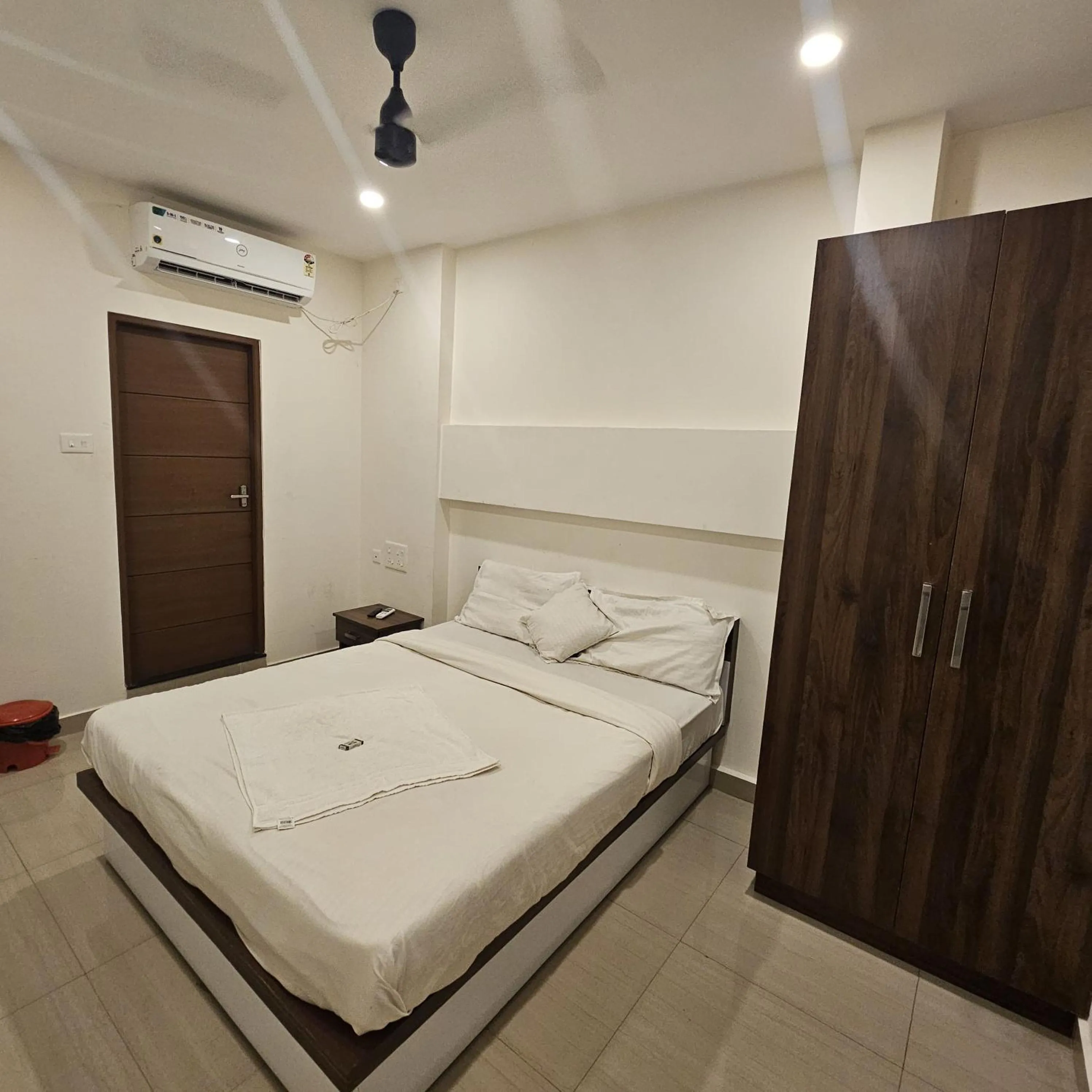 Bed in Heres Haut Residency