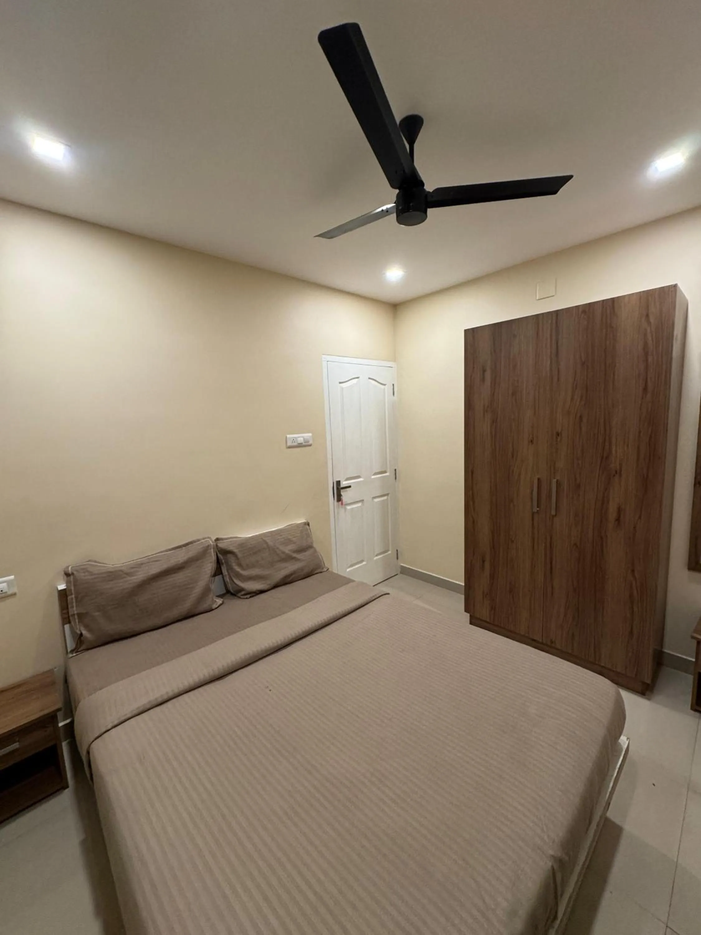 Bed in Heres Haut Residency