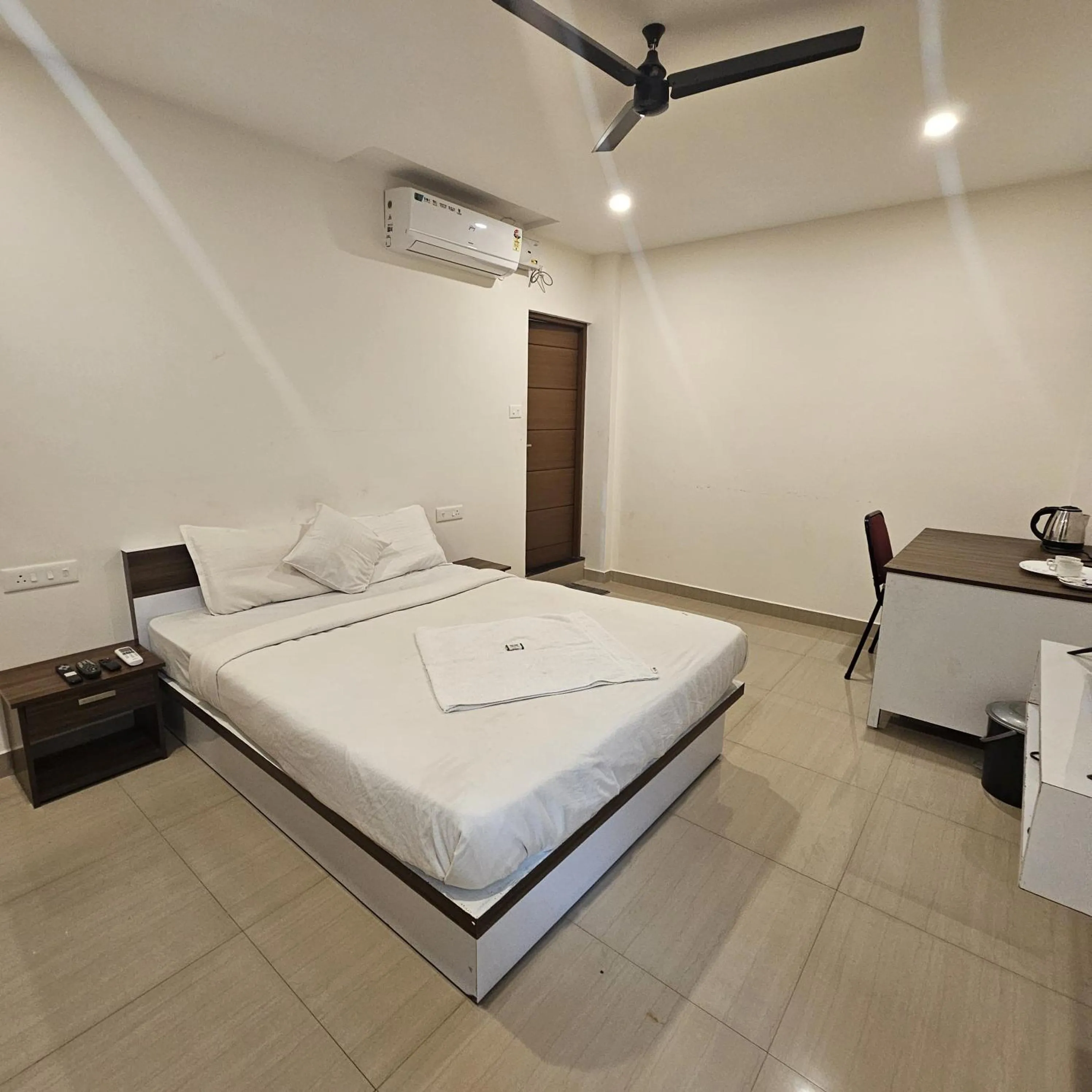 Bed in Heres Haut Residency