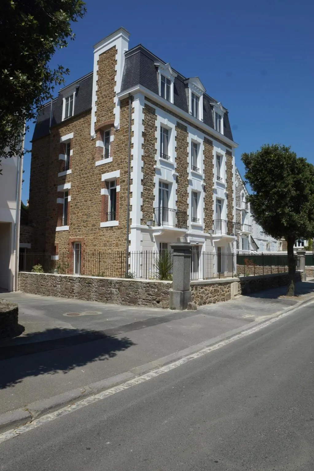 Facade/entrance in Villa des Thermes