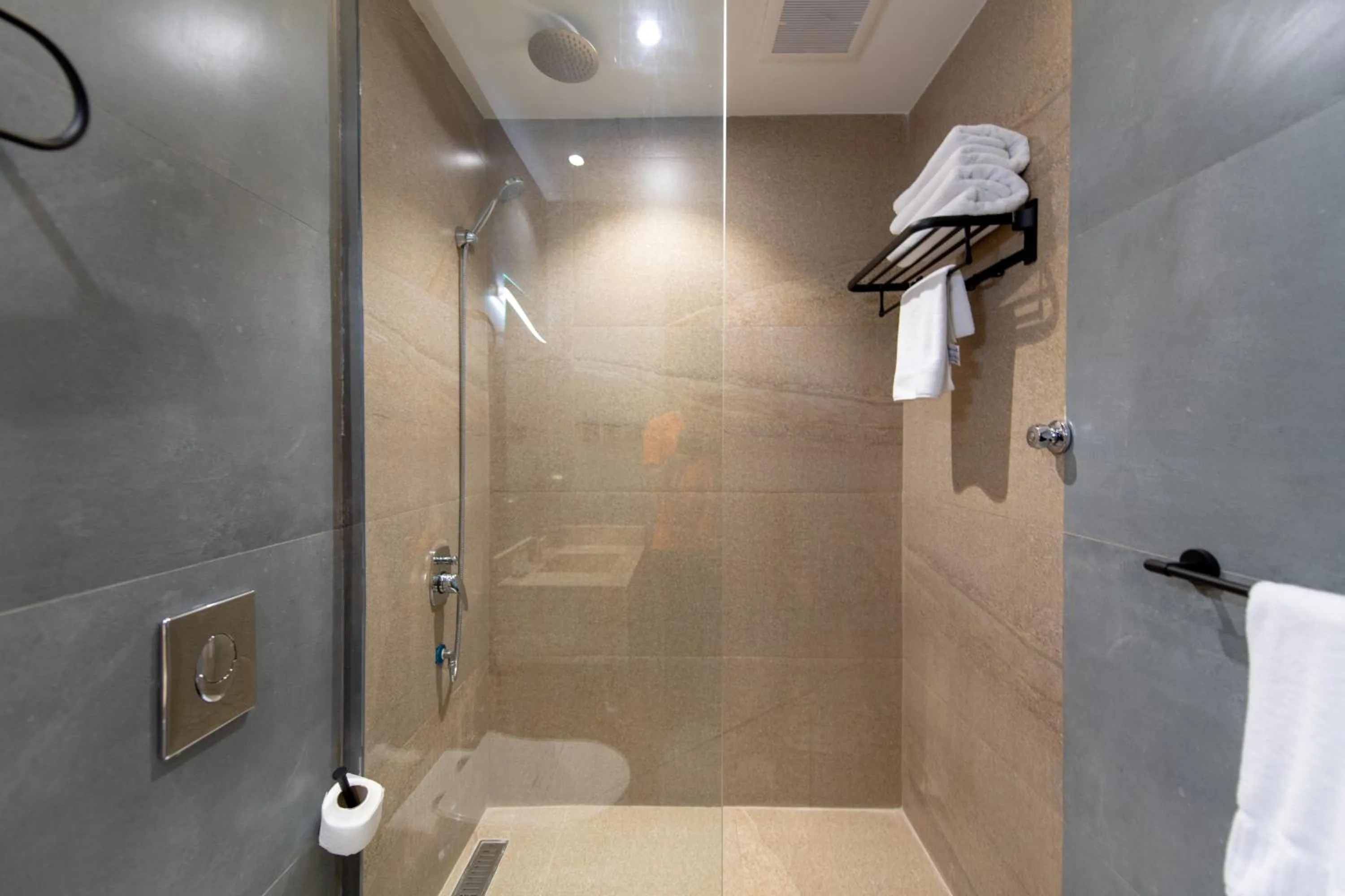 Shower in Meral Oasis Resort Taif