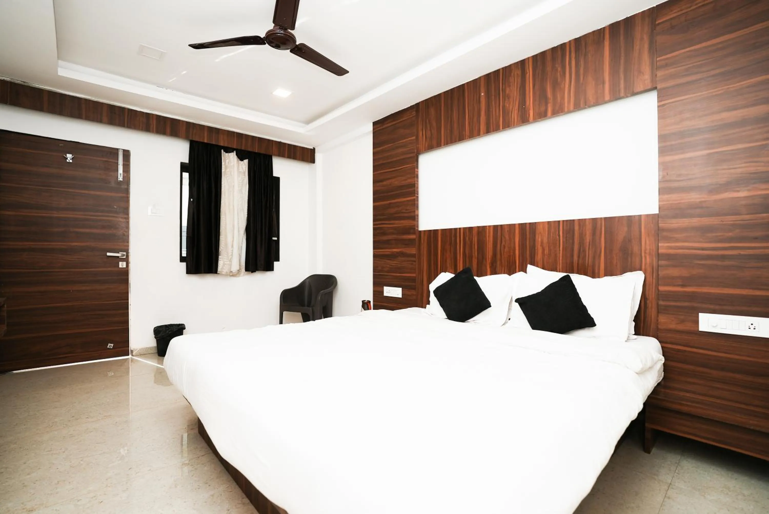 Bed in Hotel Sai Executive Near Holy Cross Church Mahabaleshwar