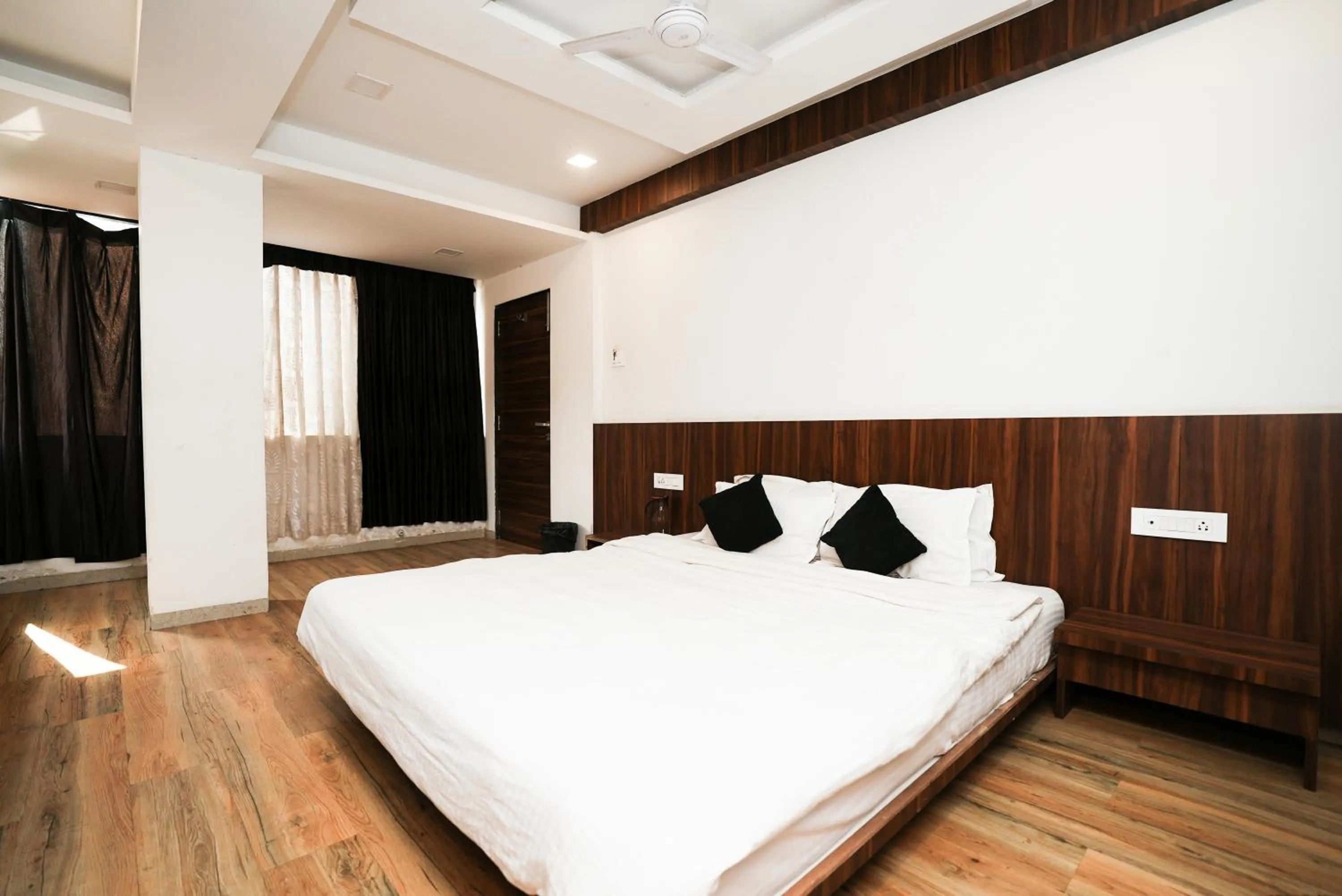 Bed in Hotel Sai Executive Near Holy Cross Church Mahabaleshwar