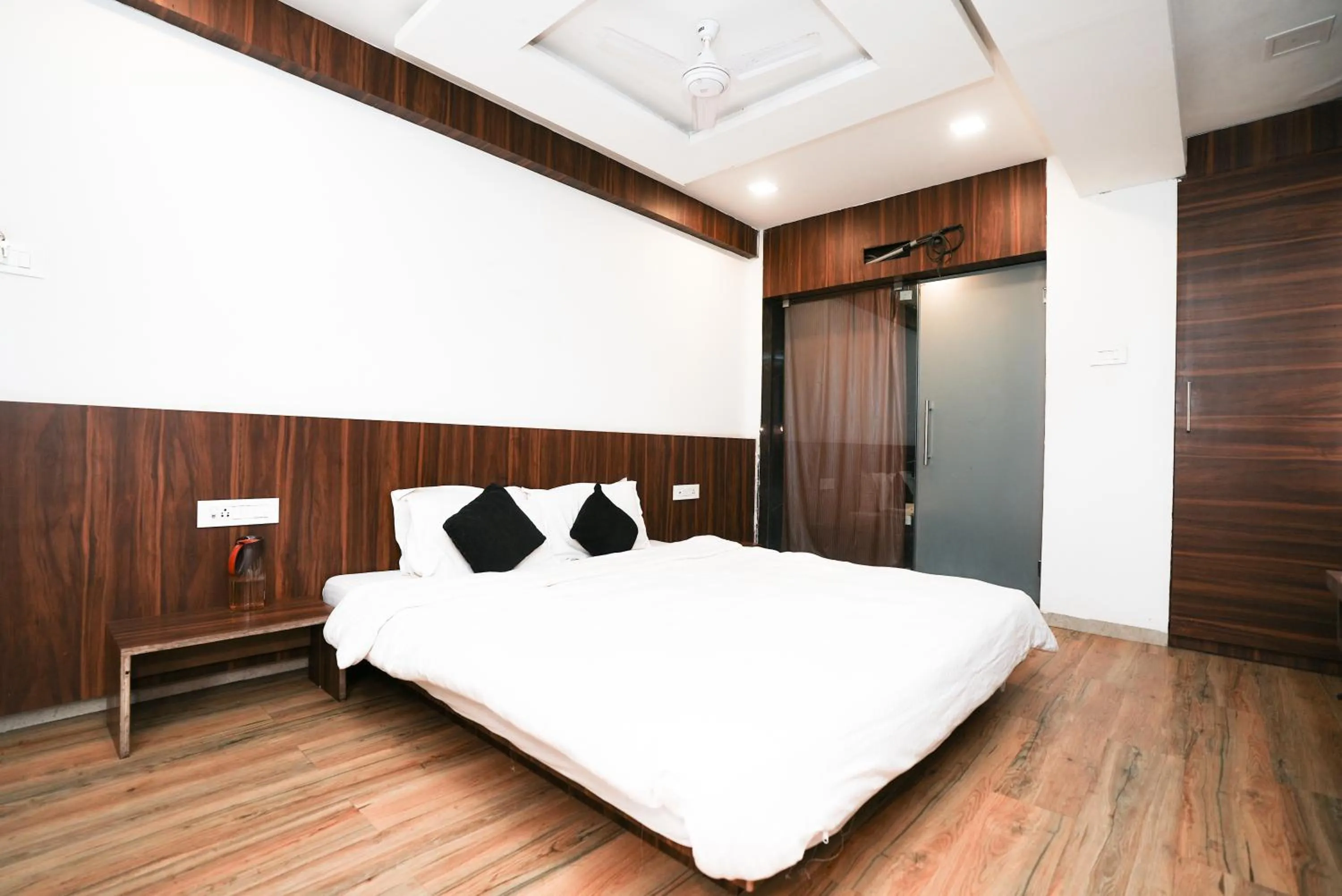 Bed in Hotel Sai Executive Near Holy Cross Church Mahabaleshwar