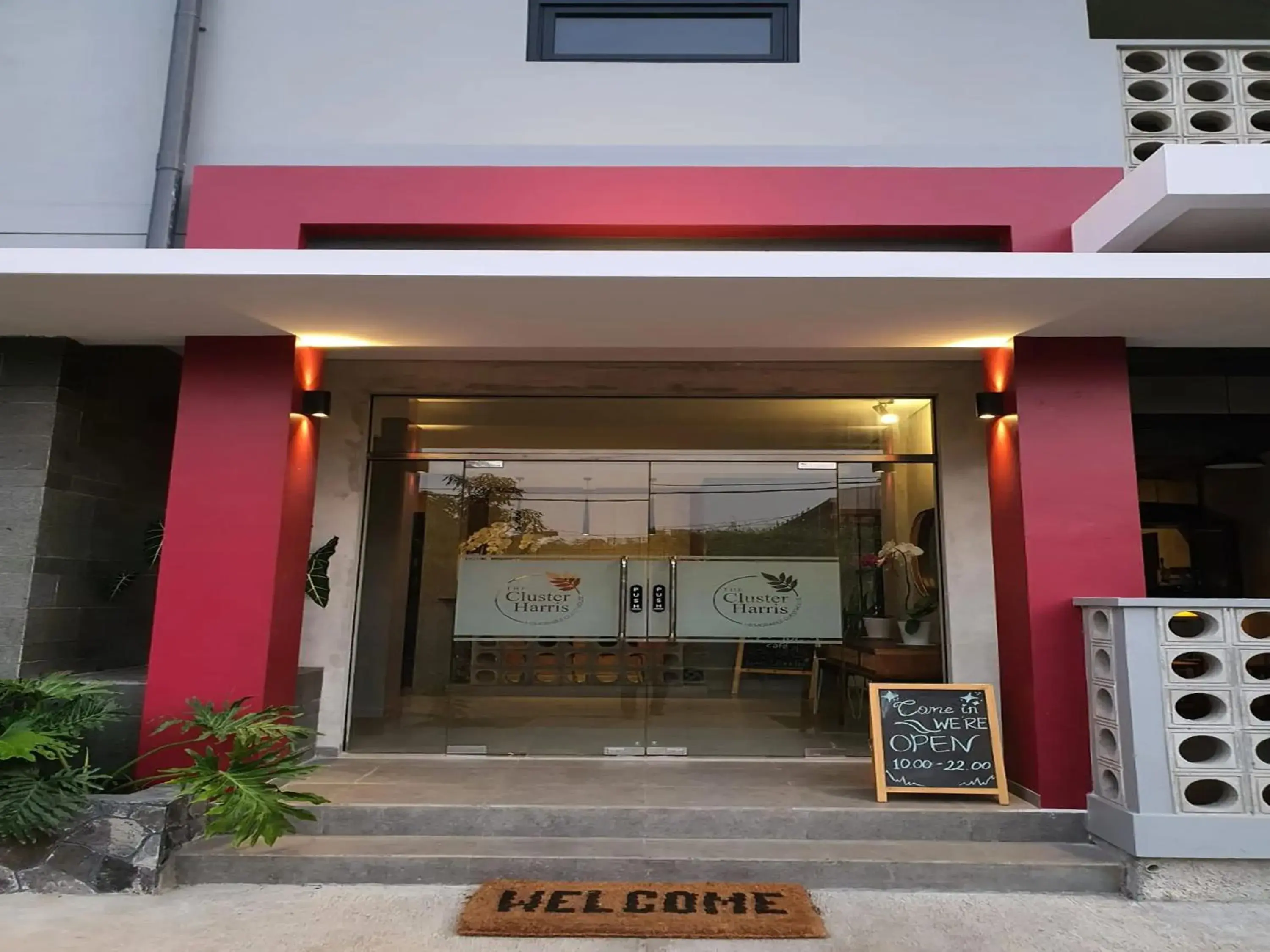 Facade/entrance in The Cluster Harris Facade/entrance in The Cluster Harris