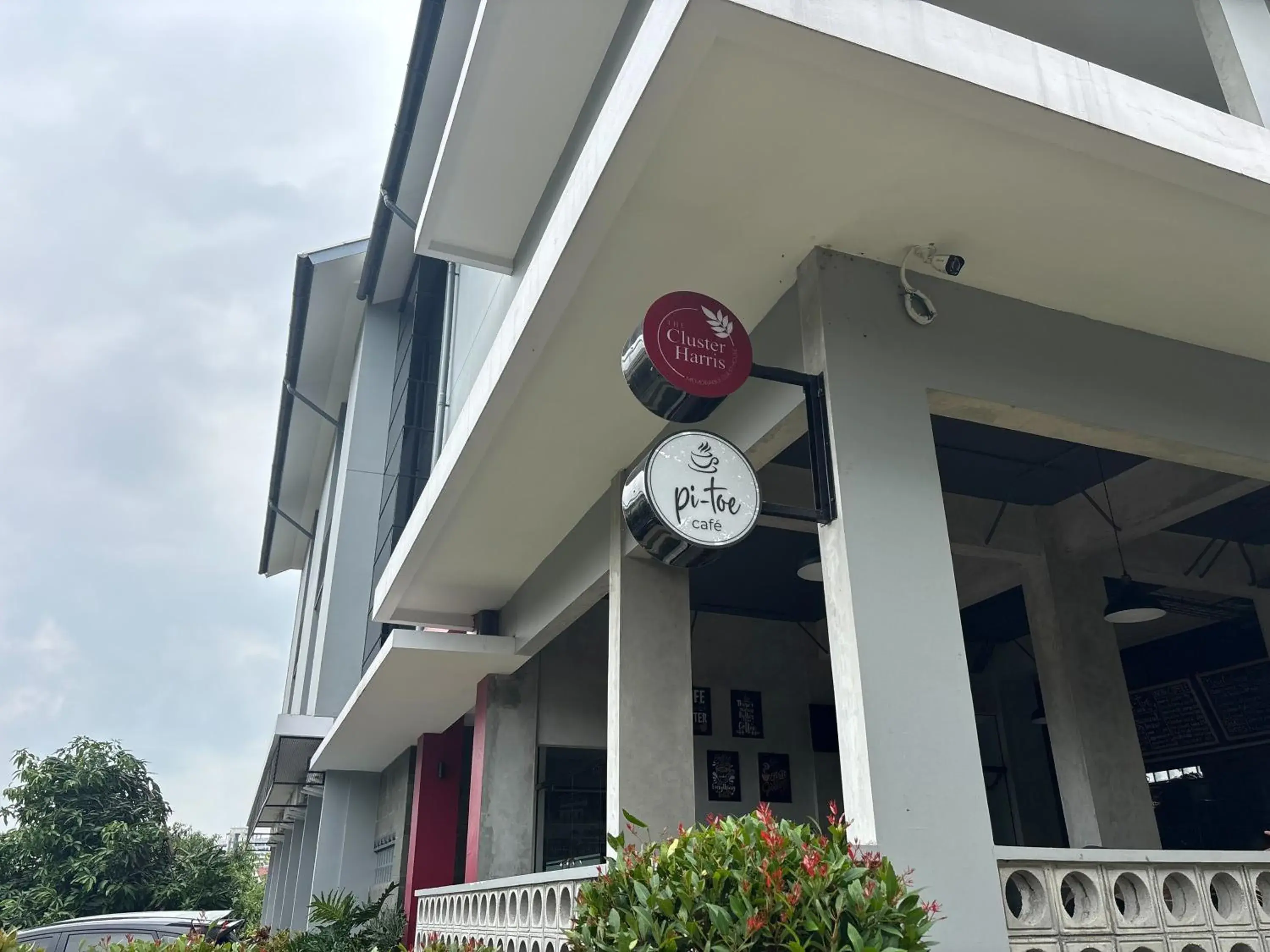 Property building in The Cluster Harris Property building in The Cluster Harris