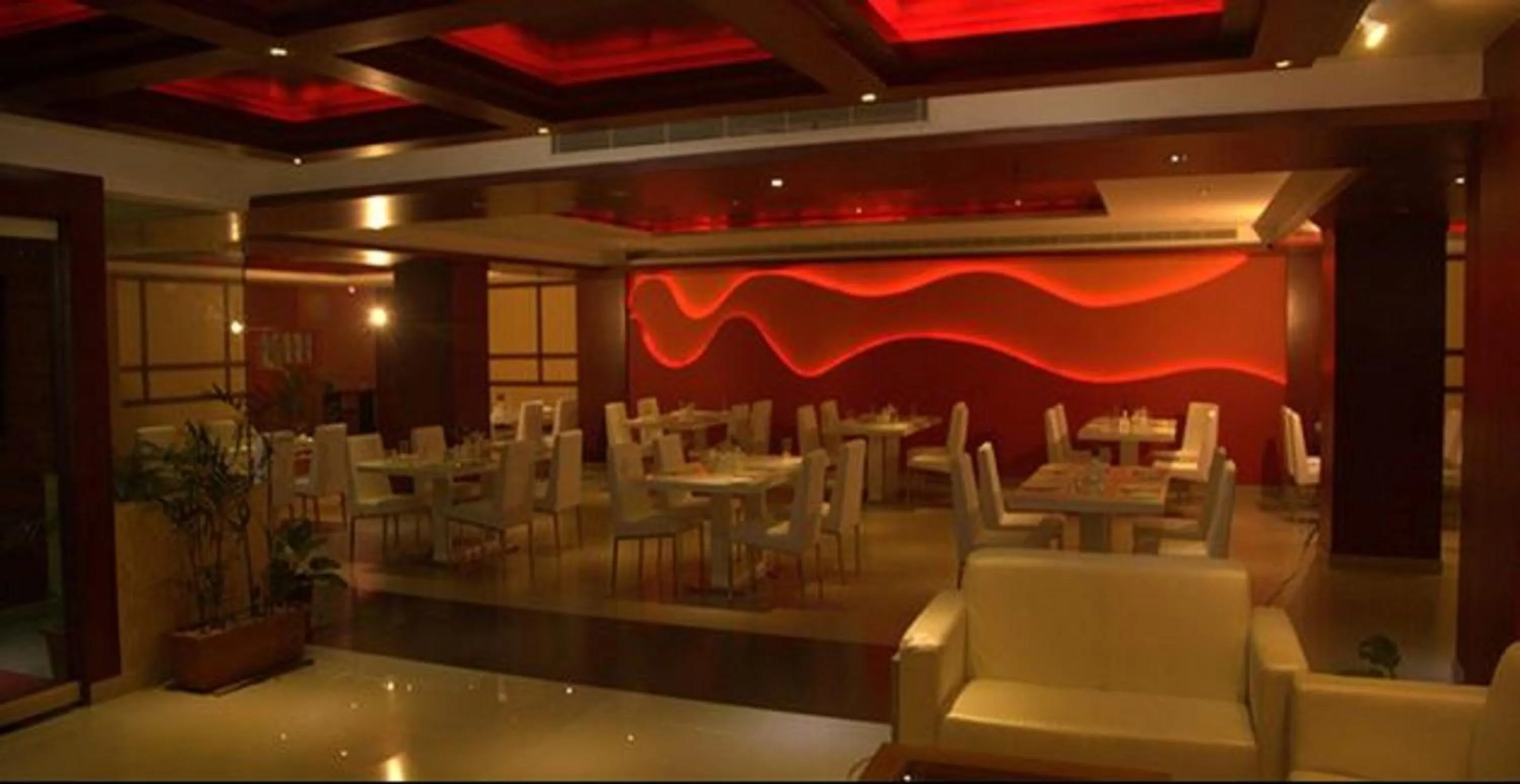 Restaurant/places to eat in Hotel Hiton