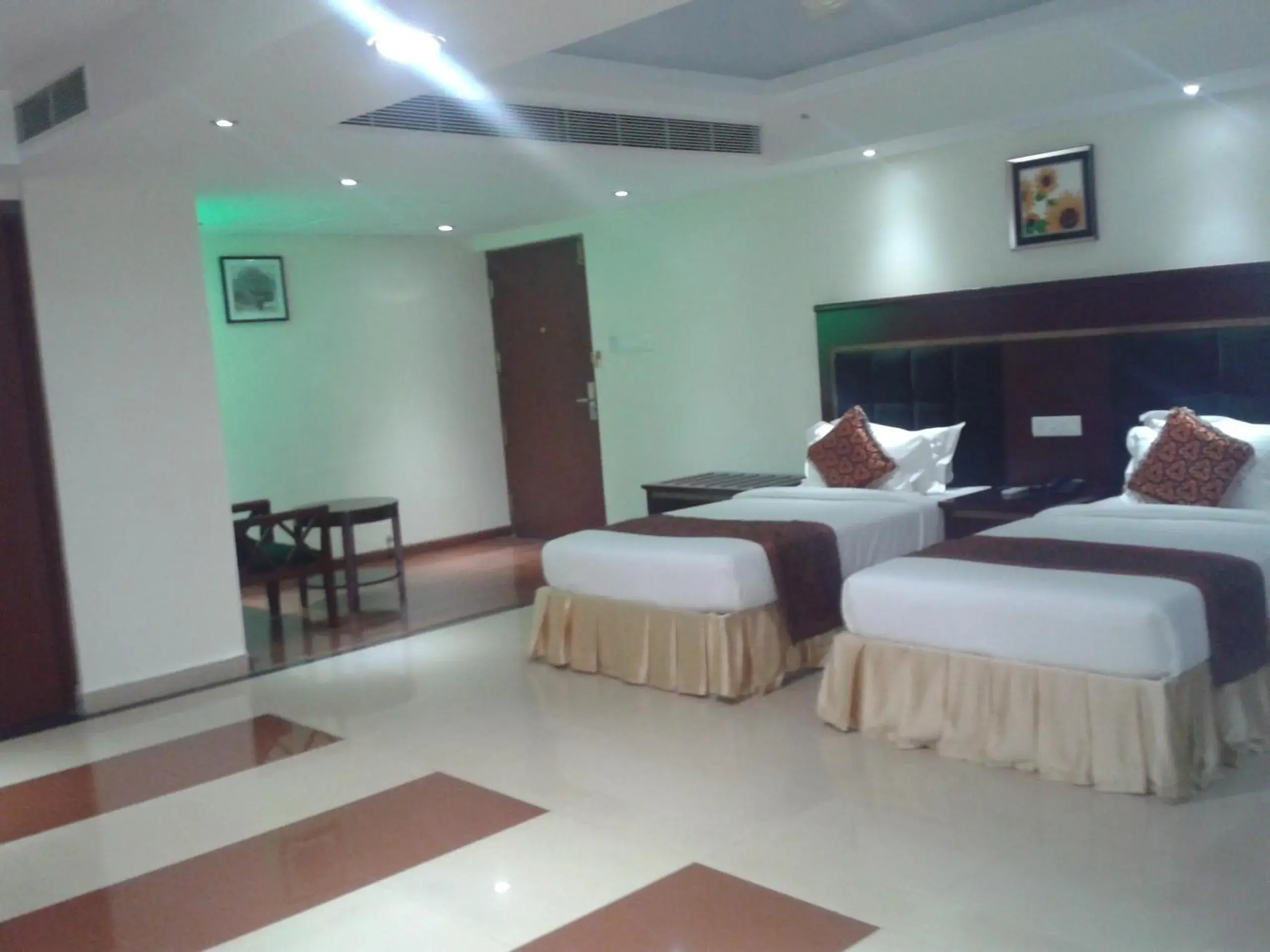 Photo of the whole room in Hotel Hiton Photo of the whole room in Hotel Hiton