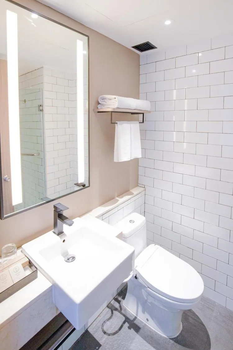 Bathroom in Swiss-Belinn Airport Jakarta