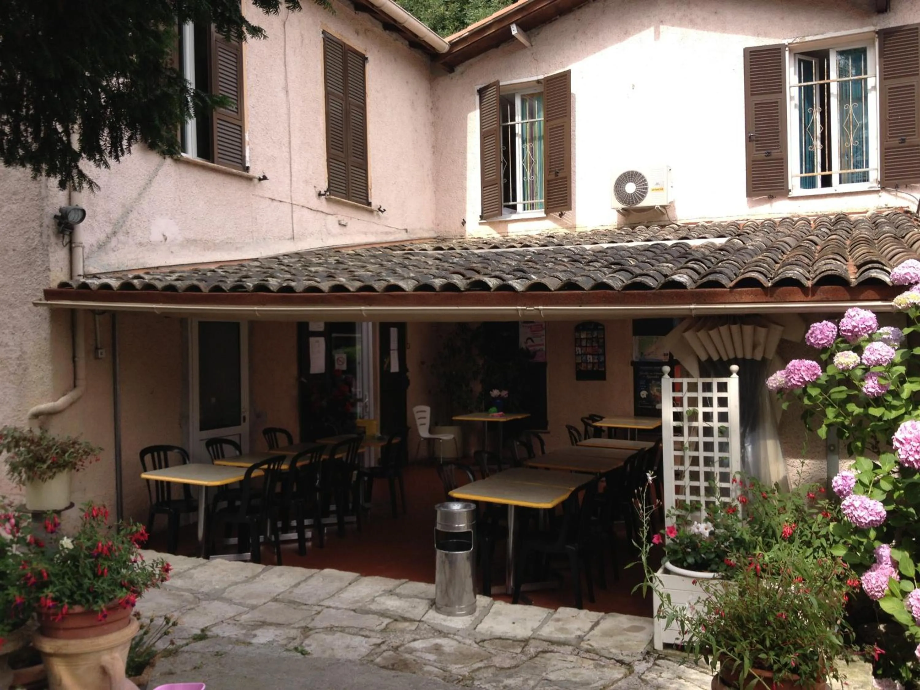Facade/entrance in Hostellerie du loup