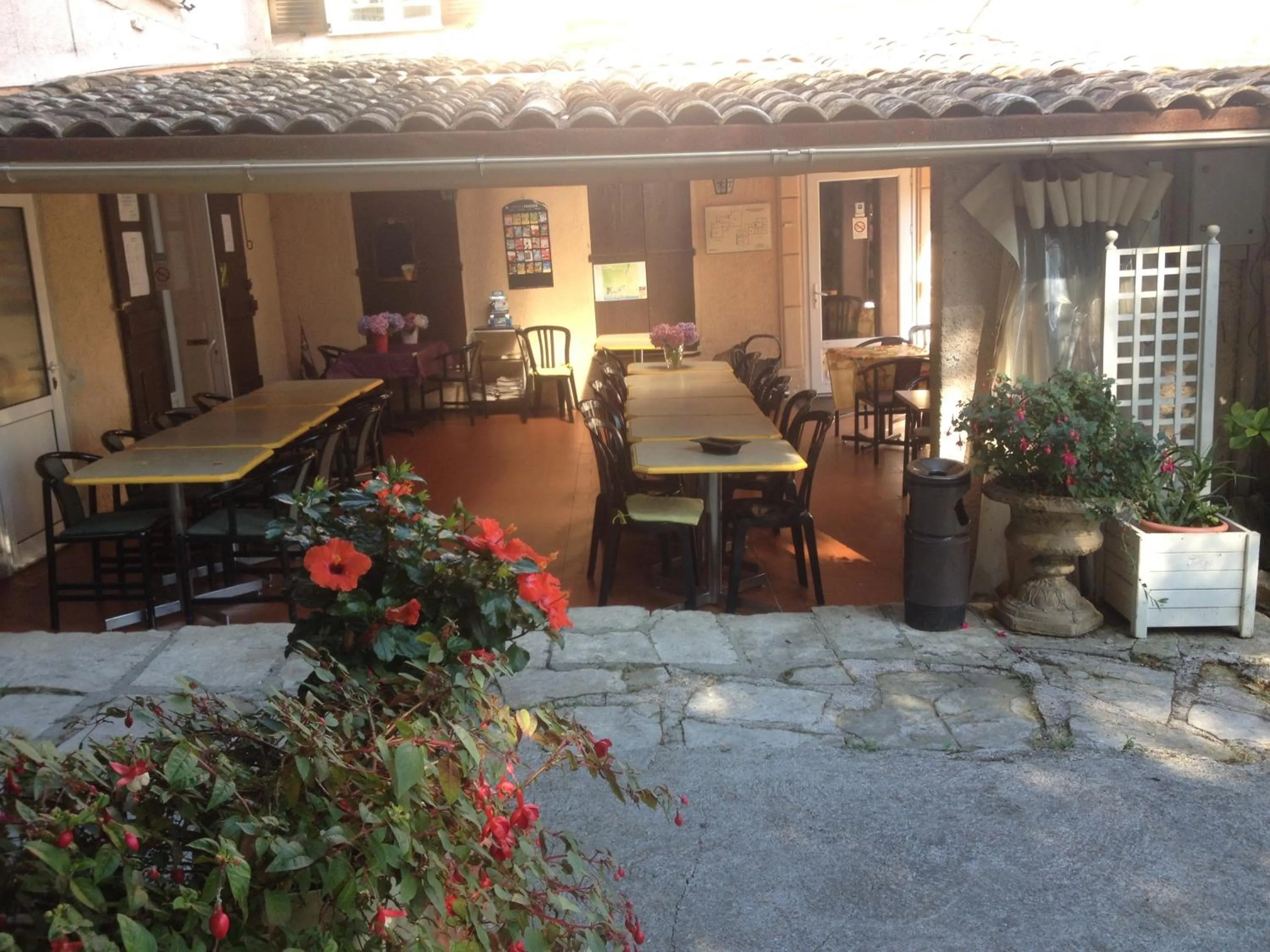 Restaurant/places to eat in Hostellerie du loup