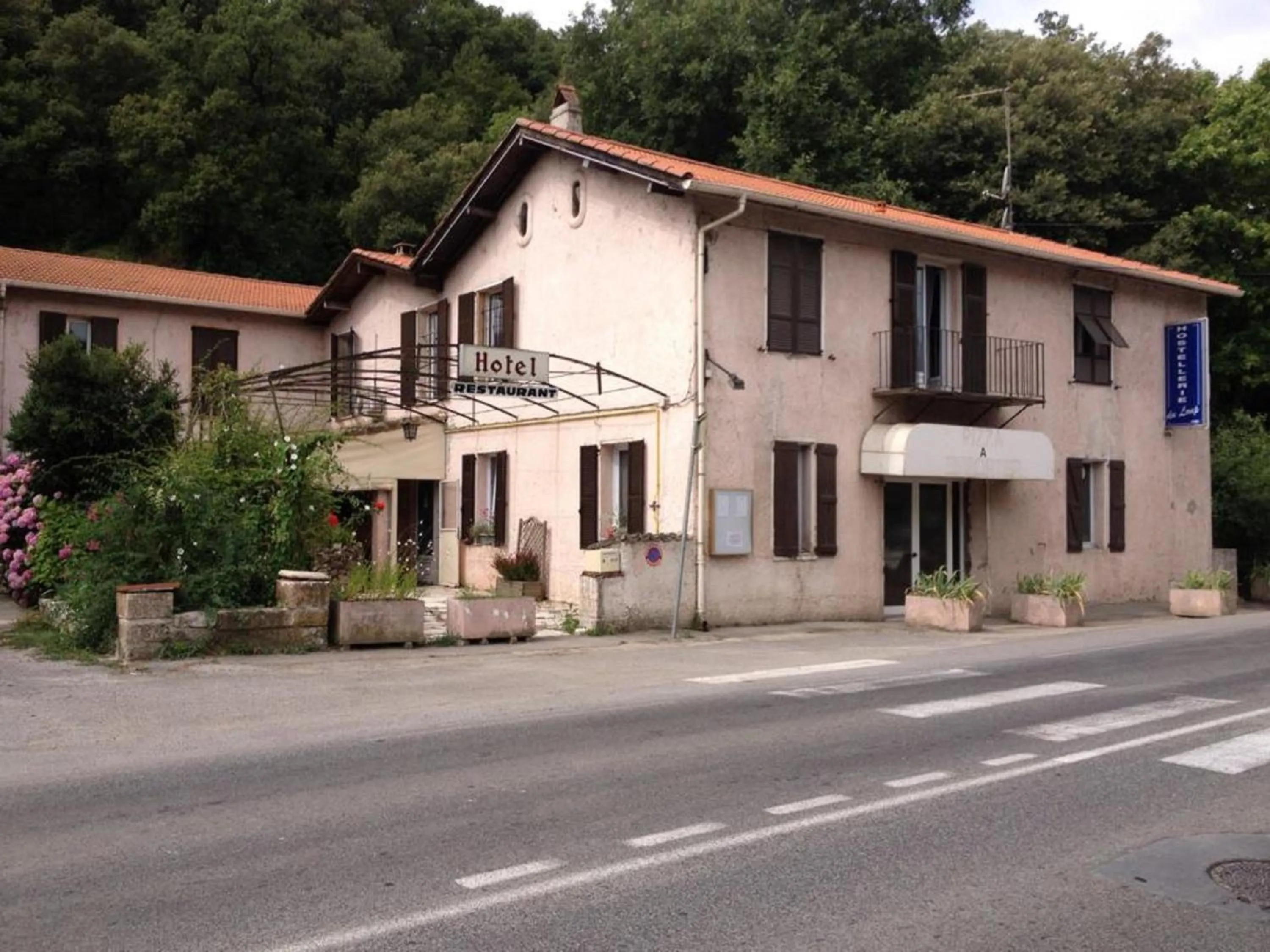 Facade/entrance in Hostellerie du loup