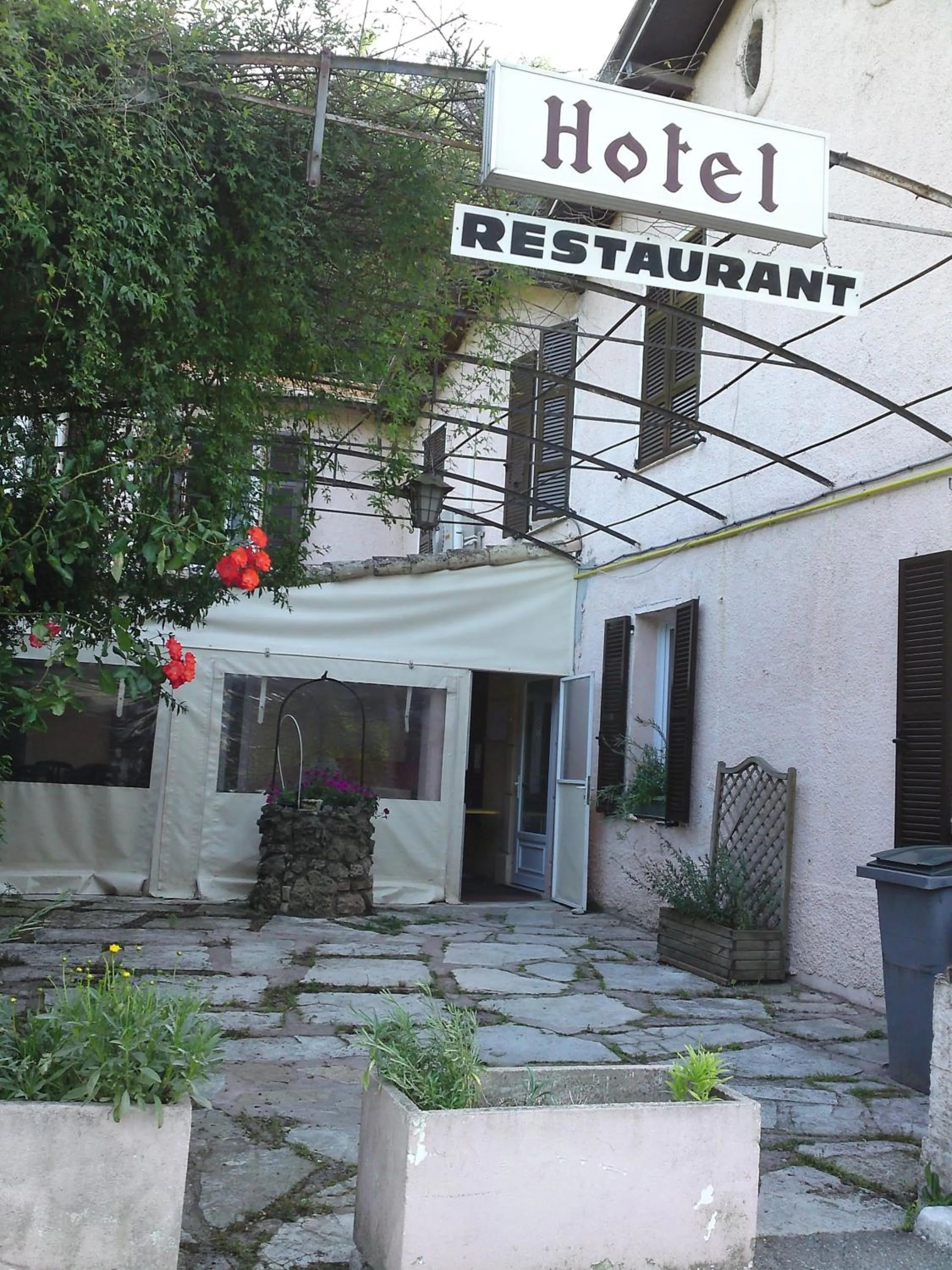 Facade/entrance in Hostellerie du loup