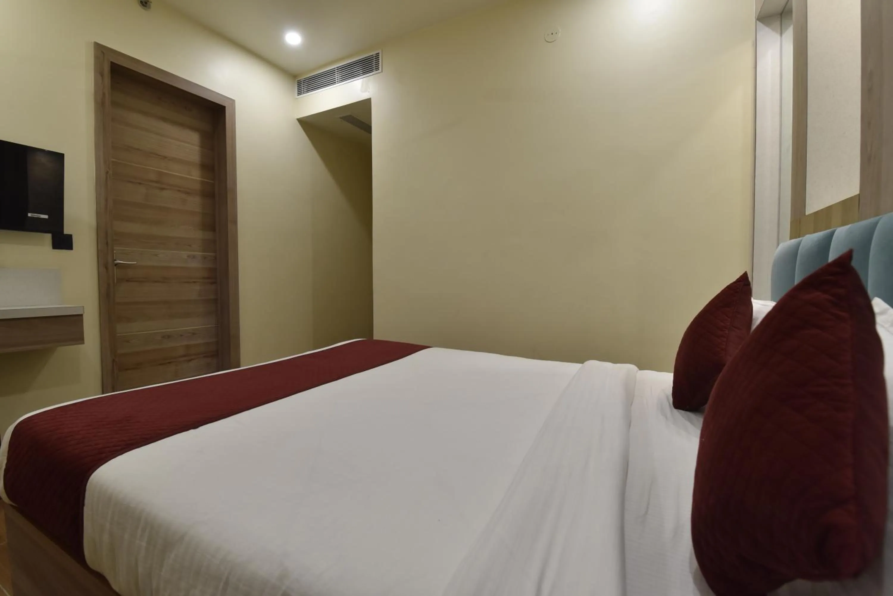 Bed in Hotel Anju Shree Inn-Near Jaipur Airport Terminal 1
