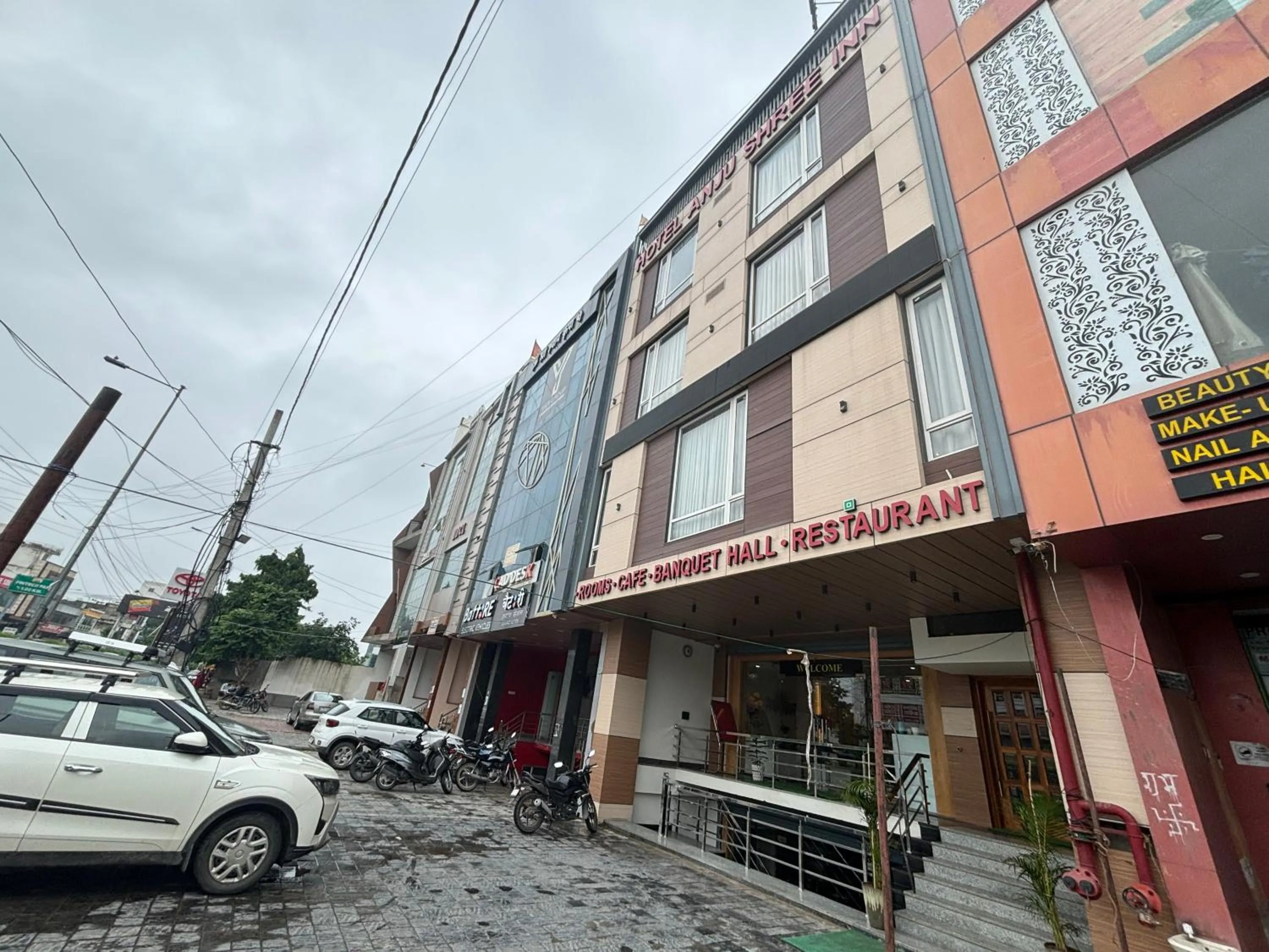 Parking in Hotel Anju Shree Inn-Near Jaipur Airport Terminal 1