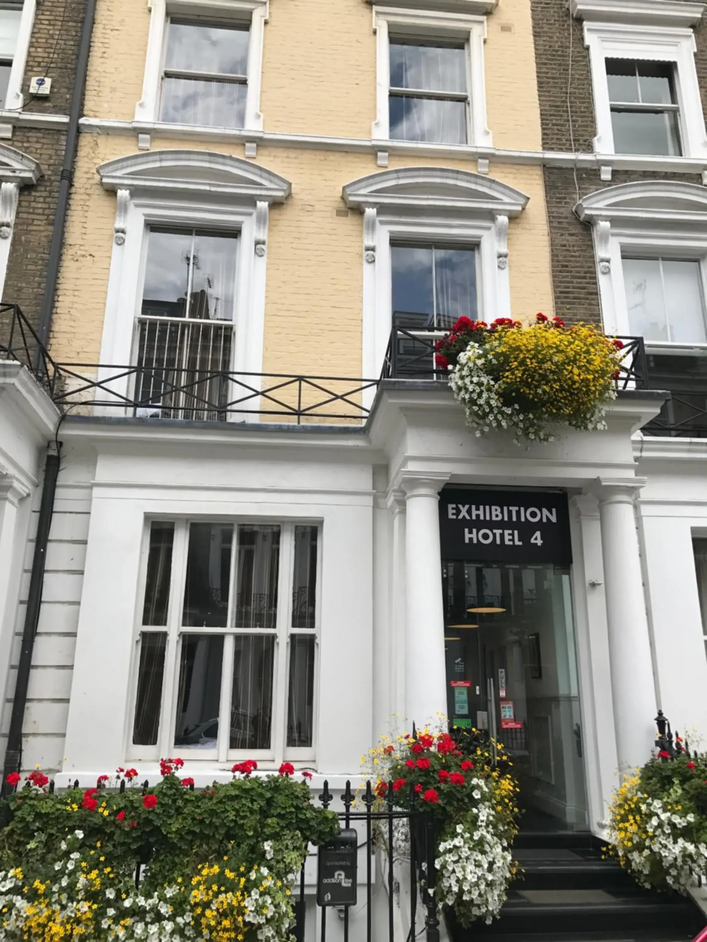 Property building in Exhibition Court Hotel 4 Property building in Exhibition Court Hotel 4