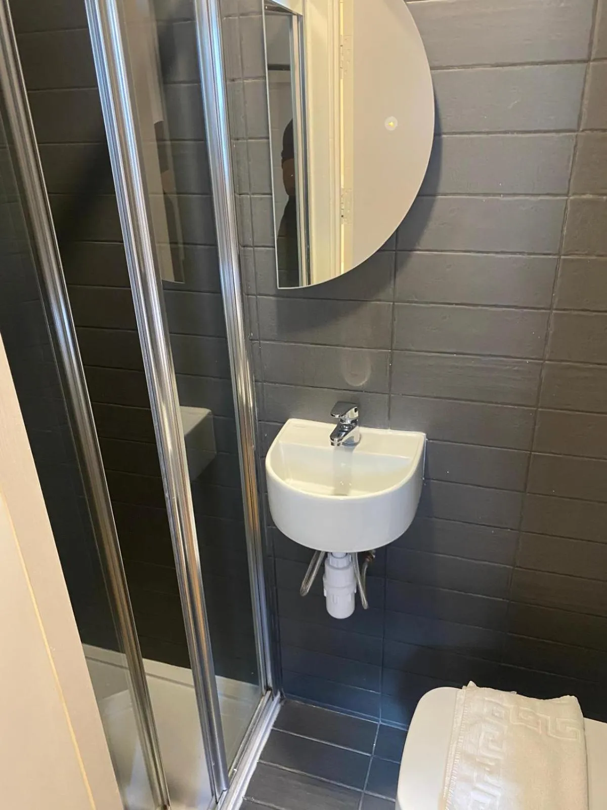 Shower in Exhibition Court Hotel 4