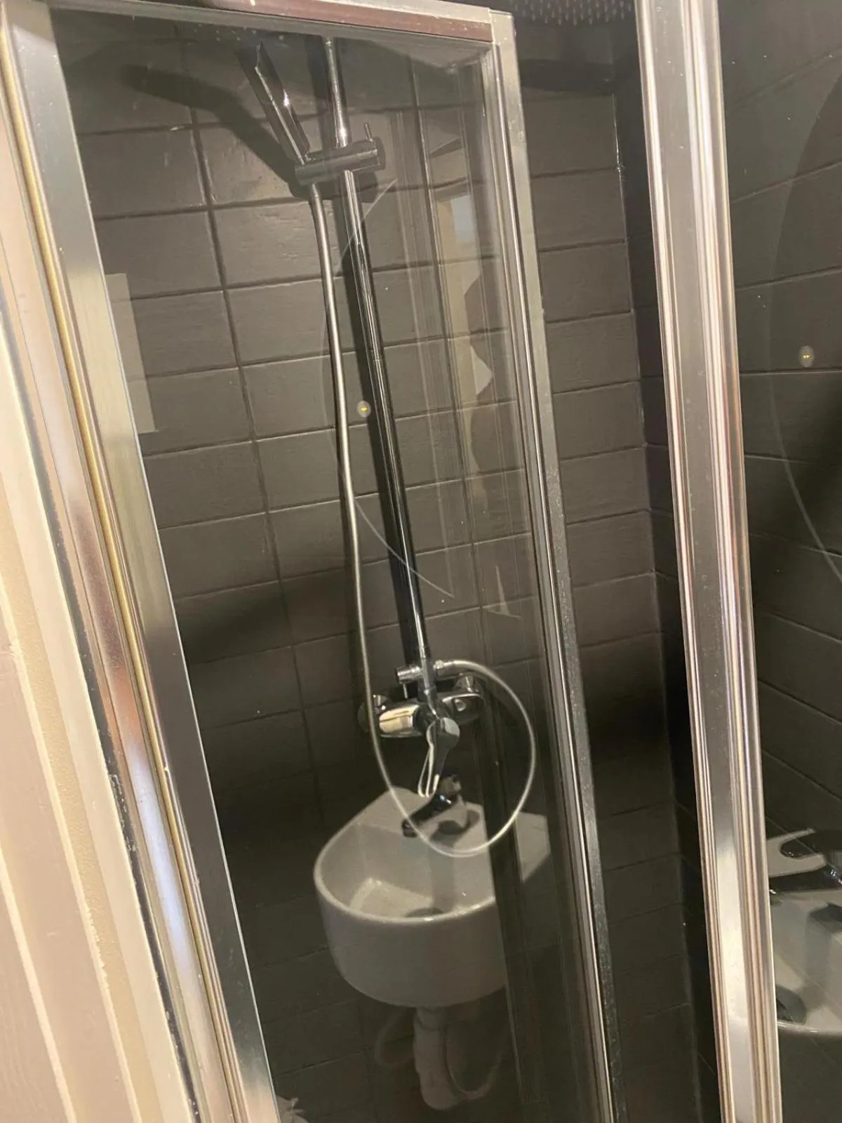 Shower in Exhibition Court Hotel 4