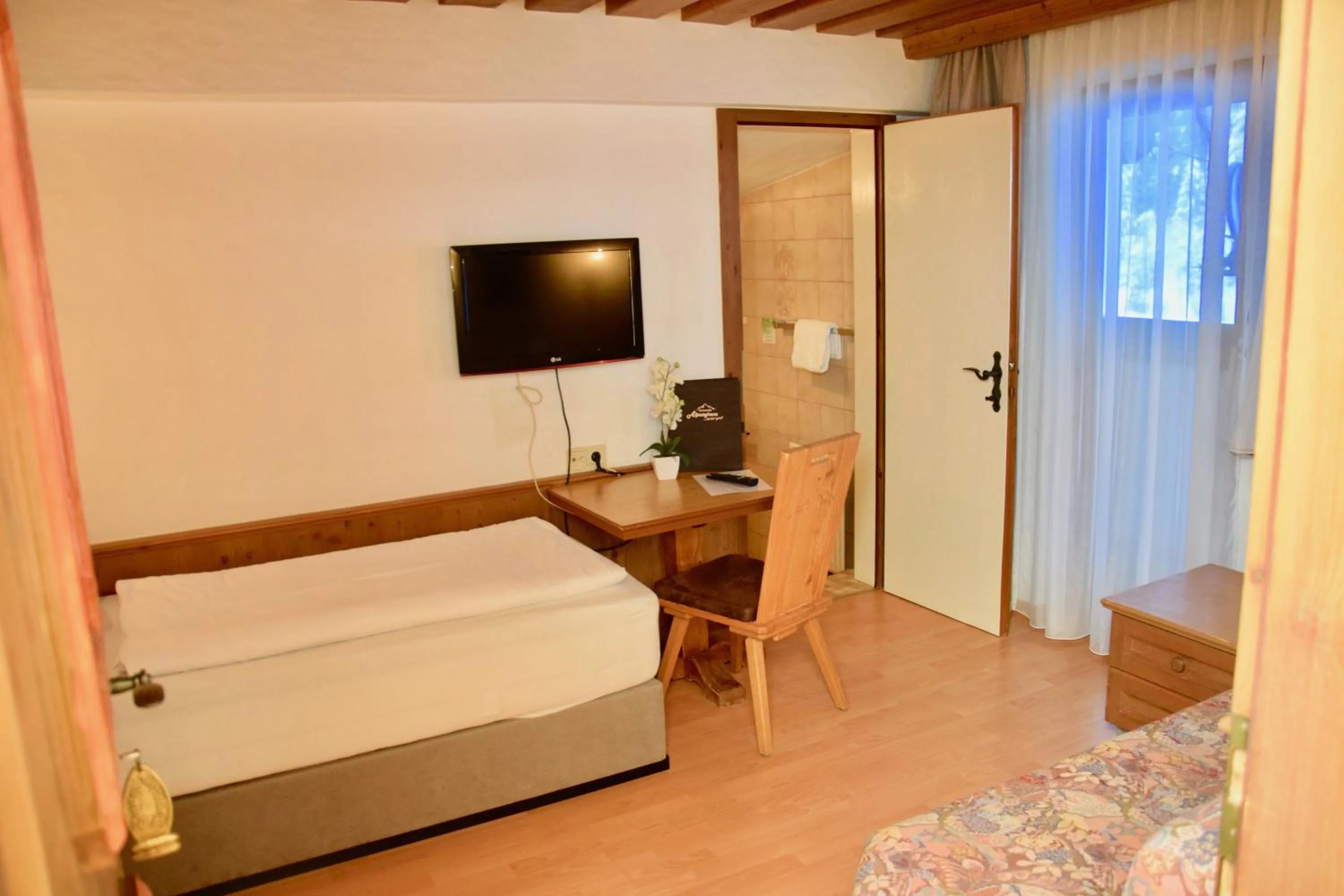 Photo of the whole room, Bed in Hotel Pension Alpengruß