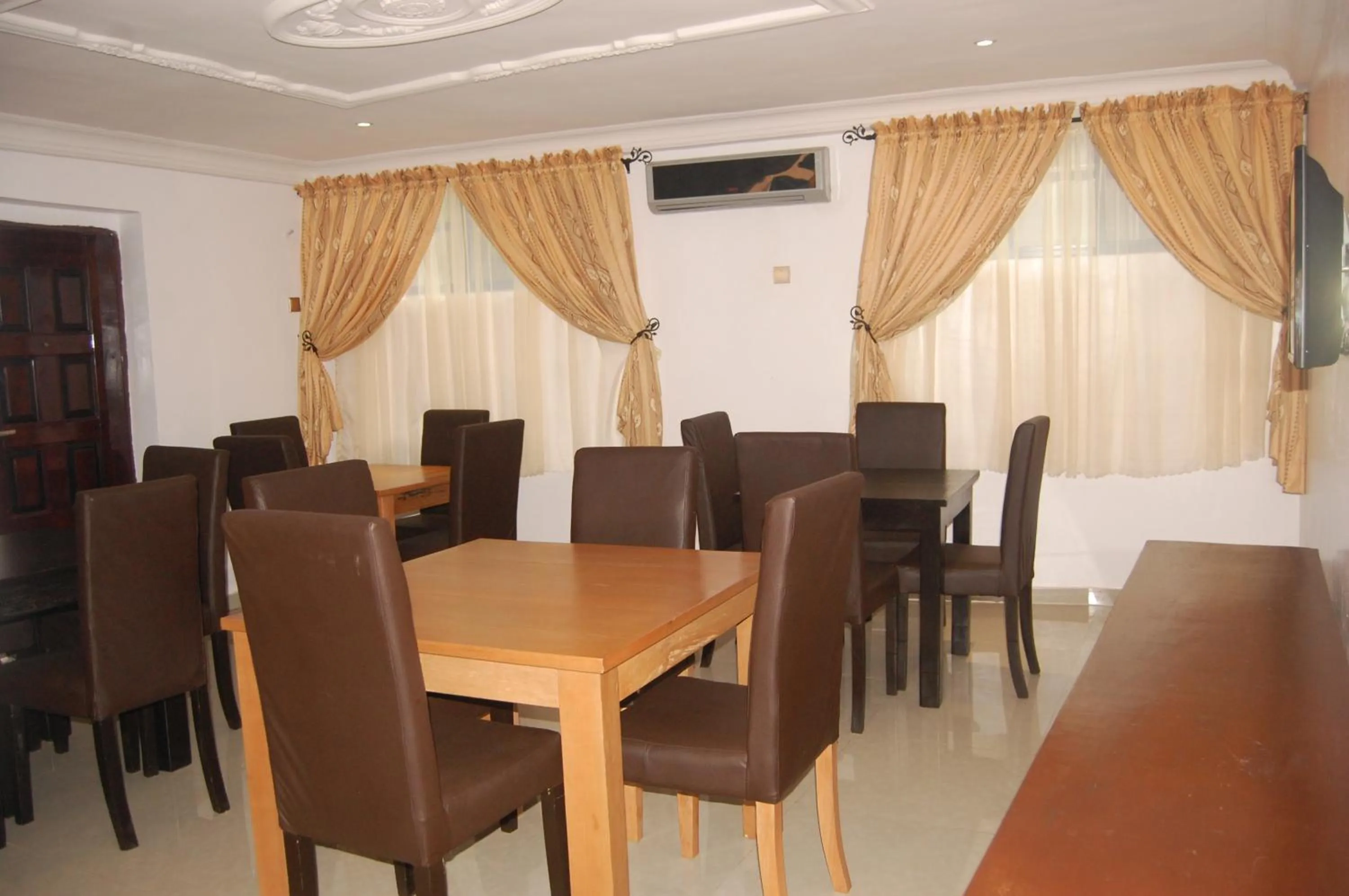 Restaurant/places to eat in BEN AUTO Hotel