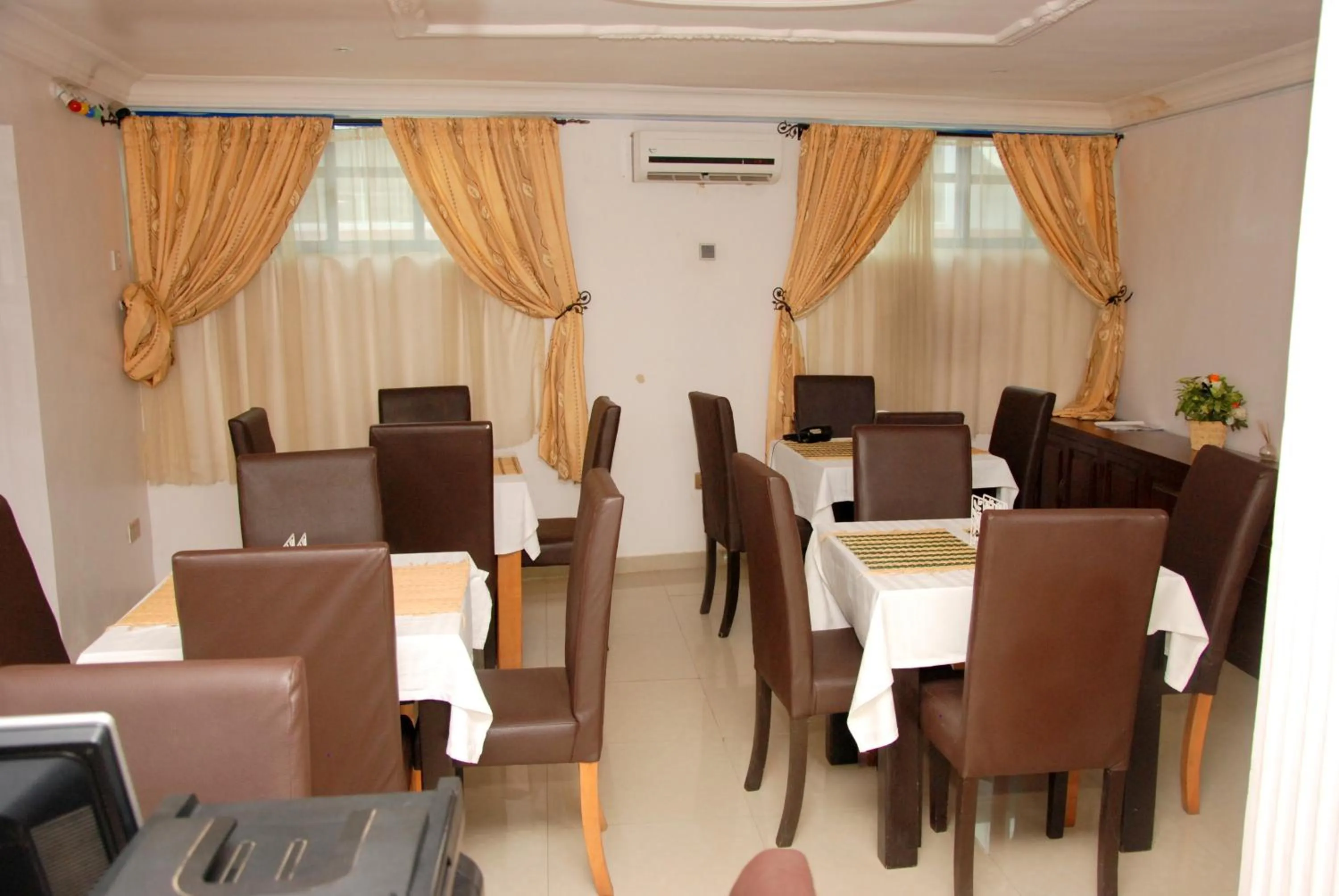 Restaurant/places to eat in BEN AUTO Hotel