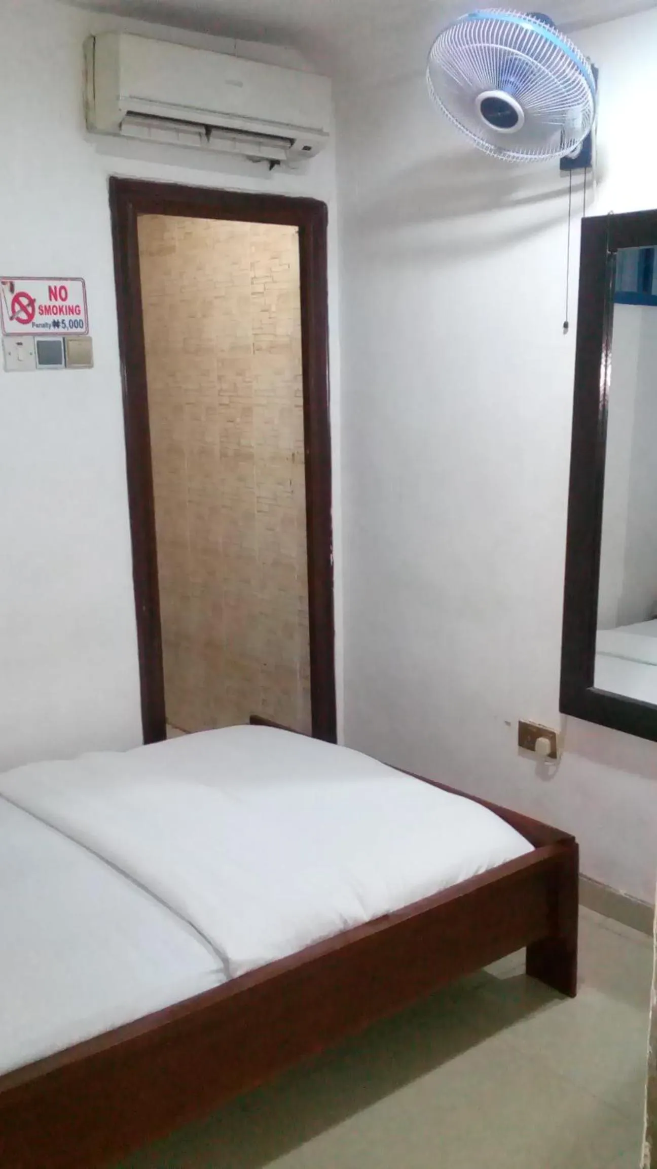 Bed in BEN AUTO Hotel