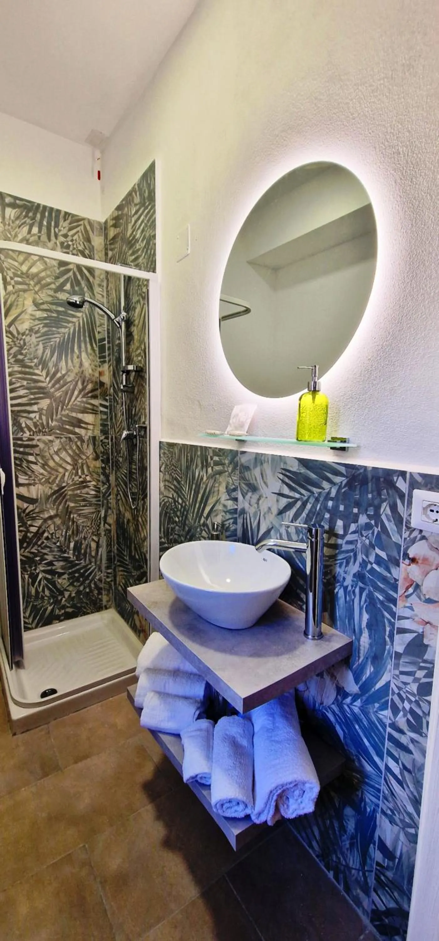 Shower in THE SUN HOTEL BOUTIQUE NAPOLI