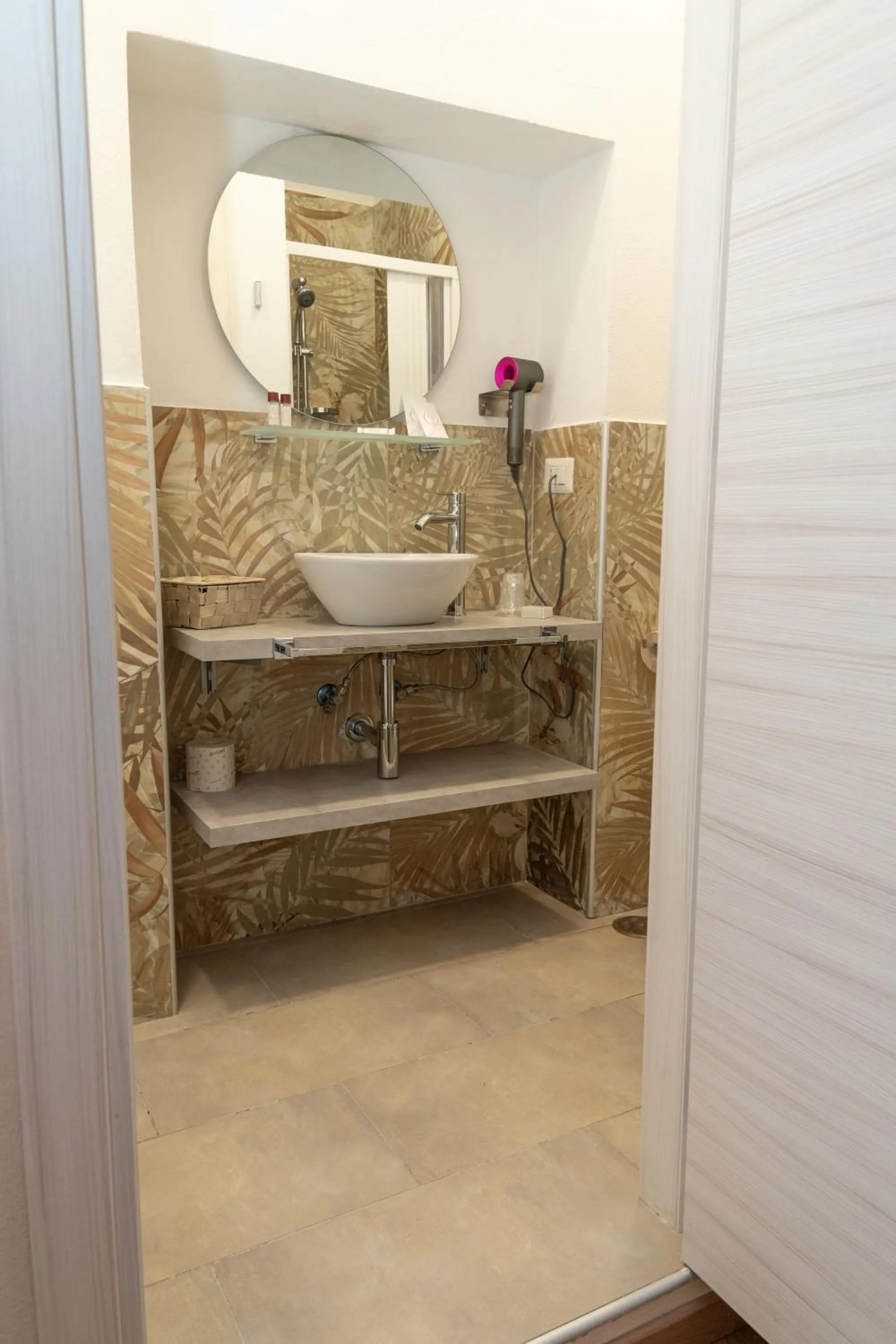 Shower in THE SUN HOTEL BOUTIQUE NAPOLI