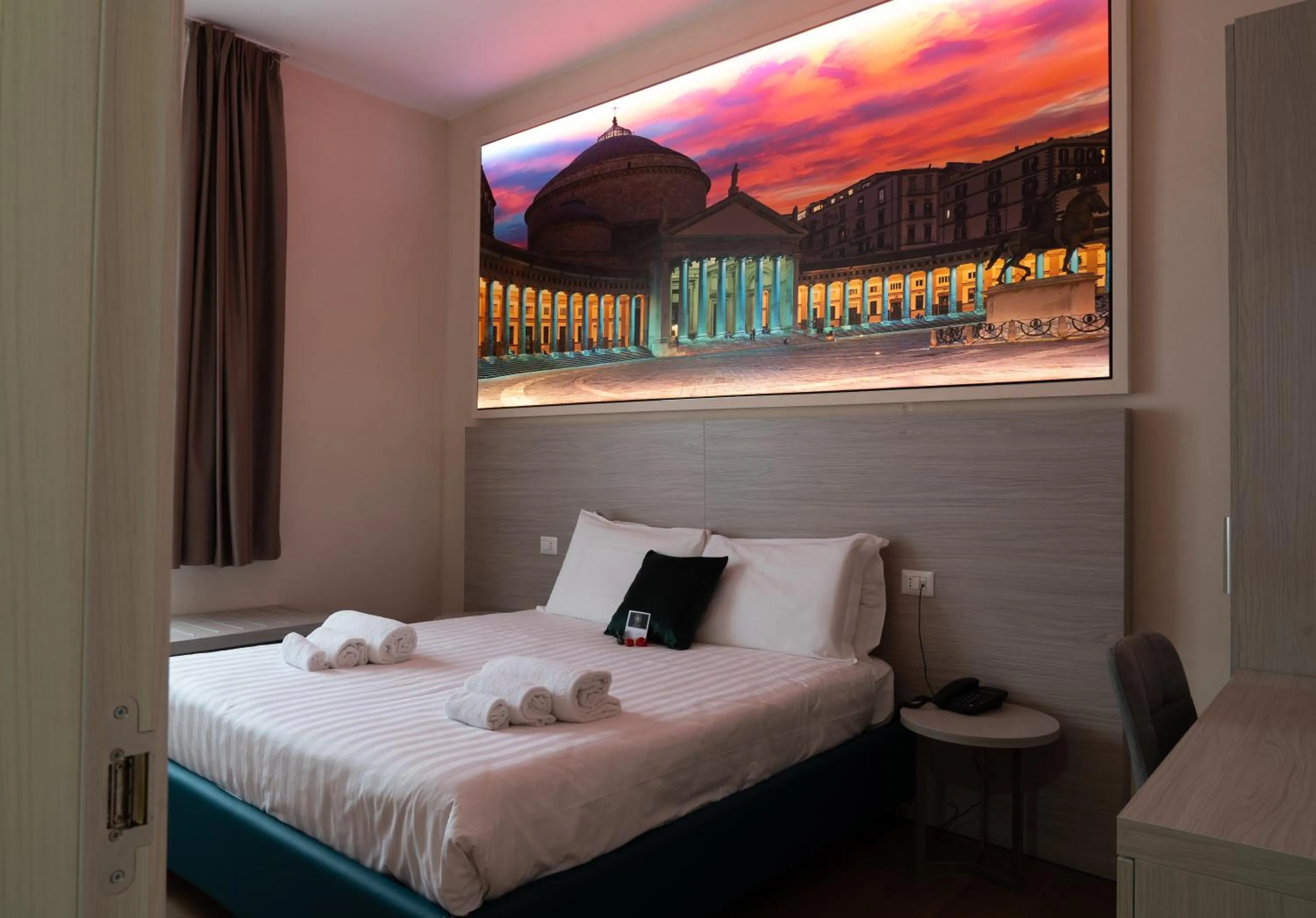 Bed in THE SUN HOTEL BOUTIQUE NAPOLI