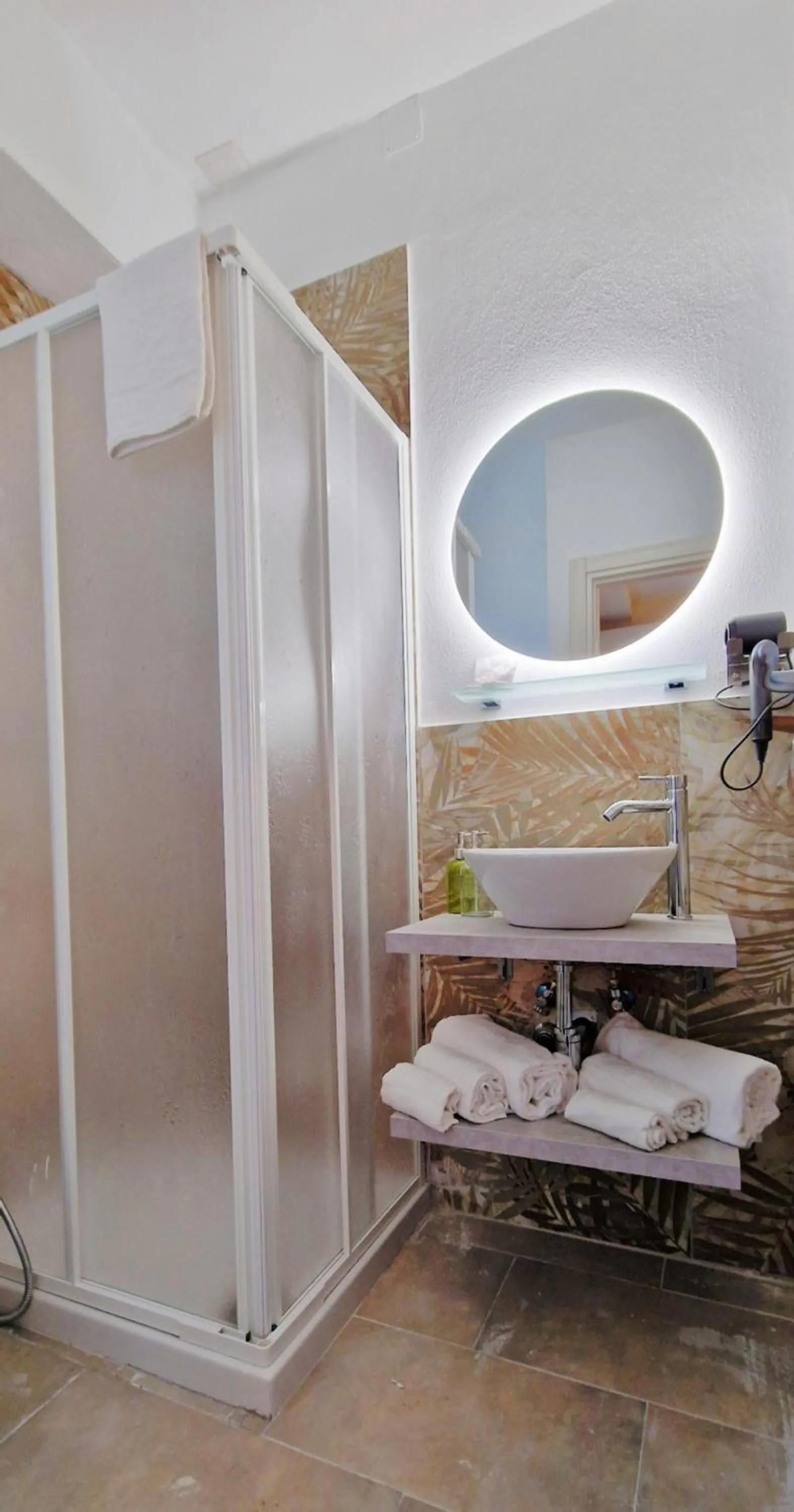 Shower in THE SUN HOTEL BOUTIQUE NAPOLI