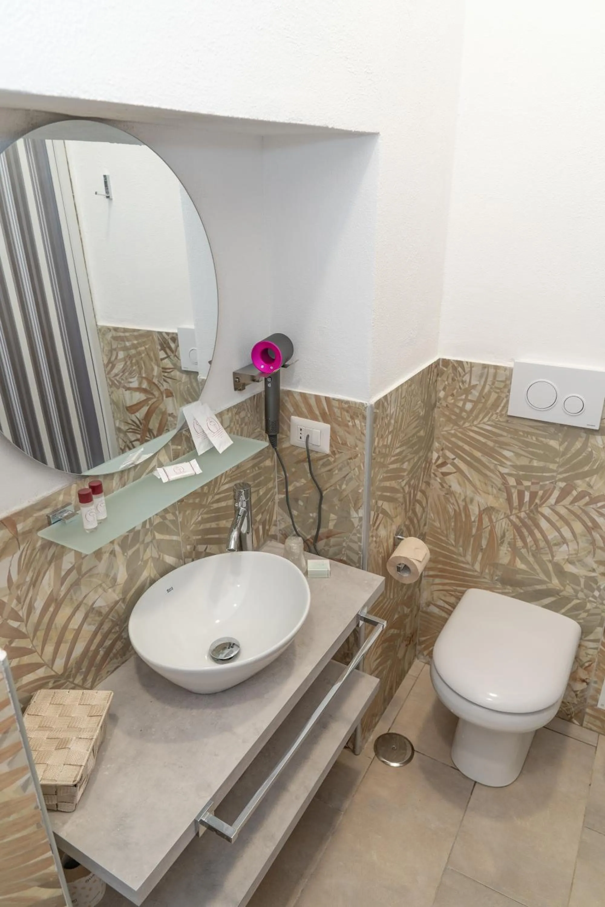 Shower in THE SUN HOTEL BOUTIQUE NAPOLI