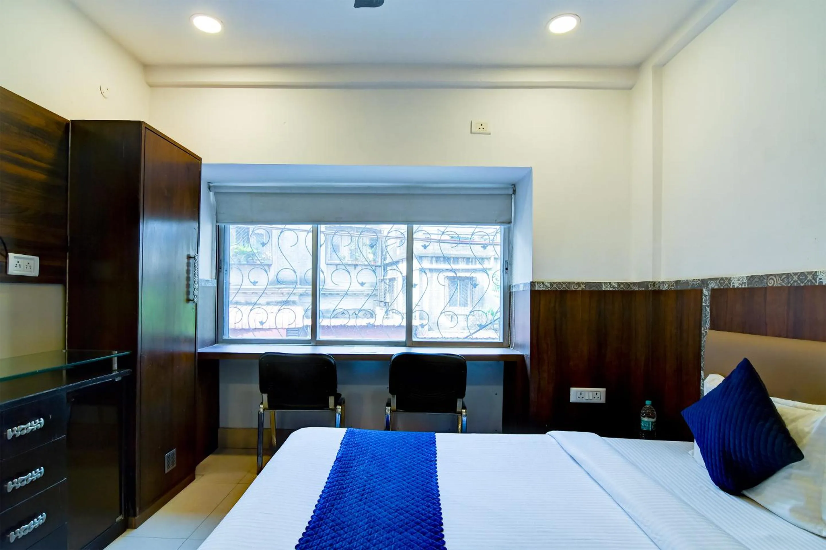 Photo of the whole room, Bed in Hotel Q Inn