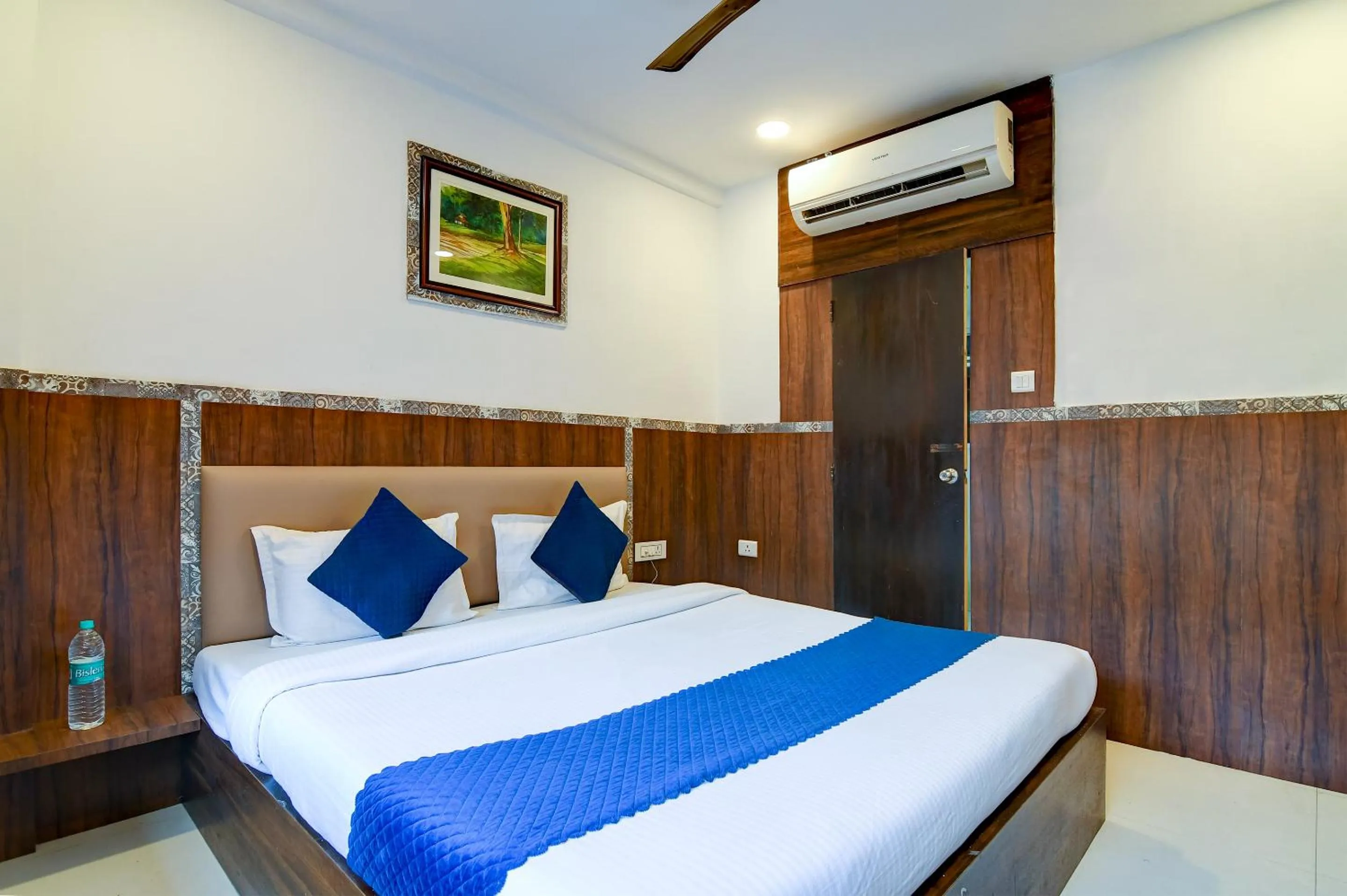 Photo of the whole room, Bed in Hotel Q Inn