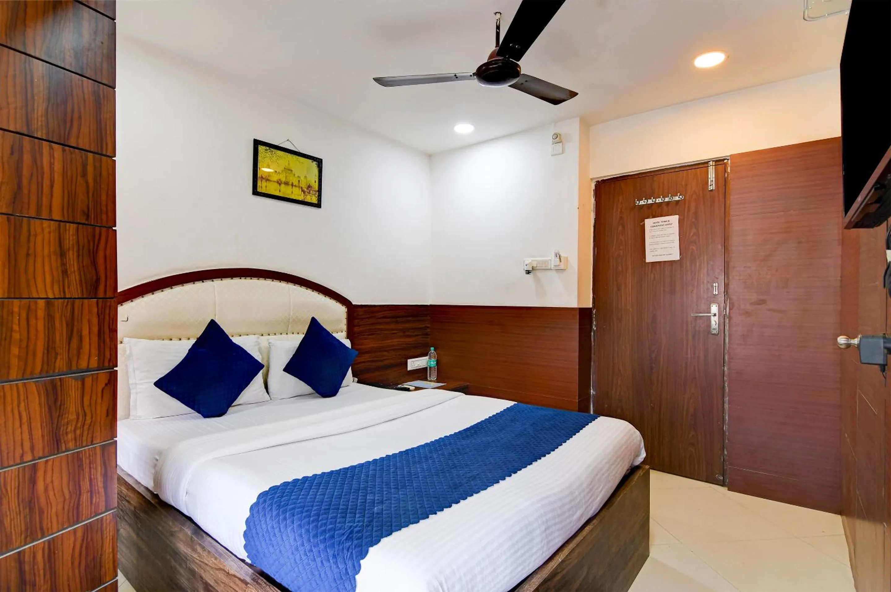 Photo of the whole room, Bed in Hotel Q Inn