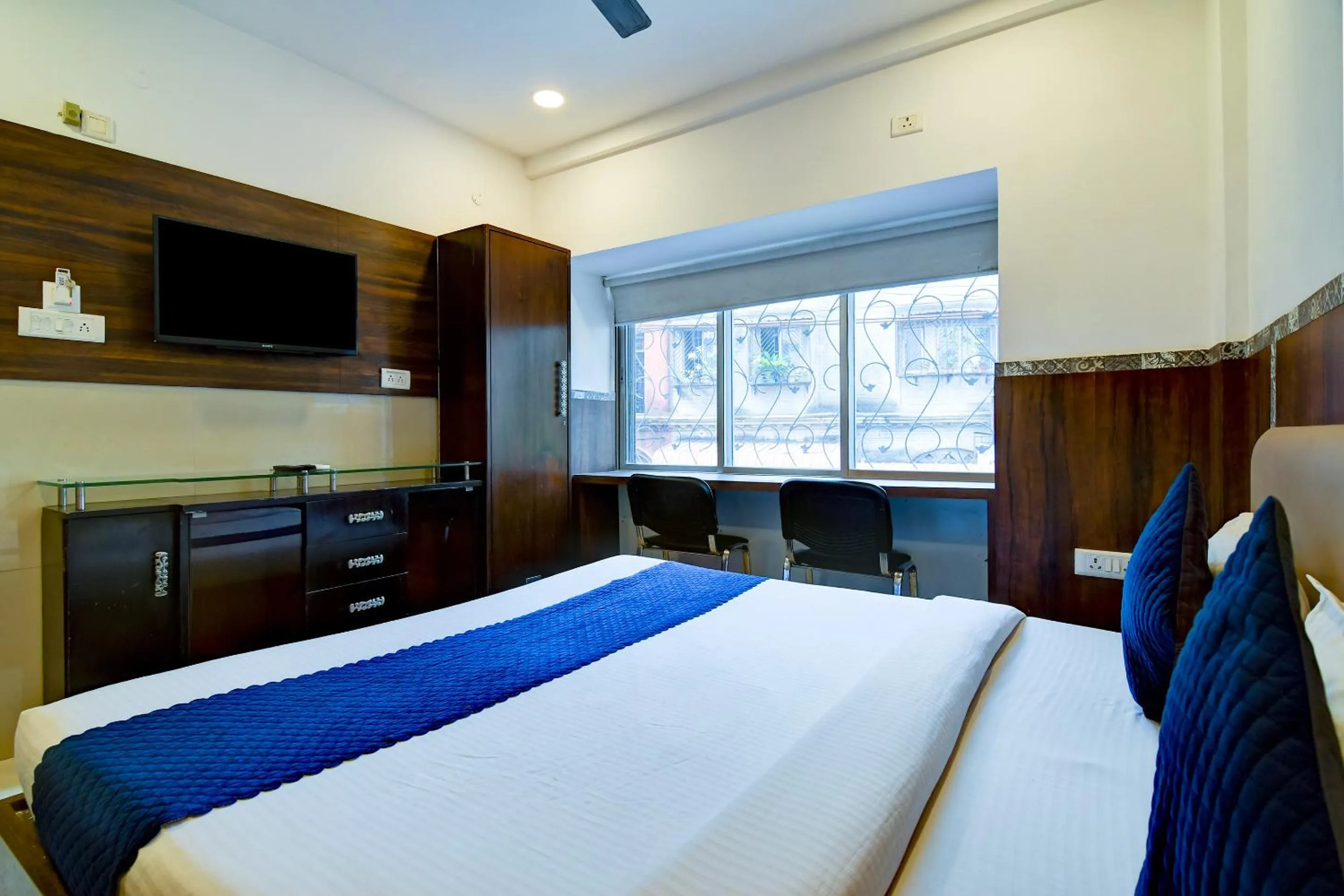 Photo of the whole room, Bed in Hotel Q Inn