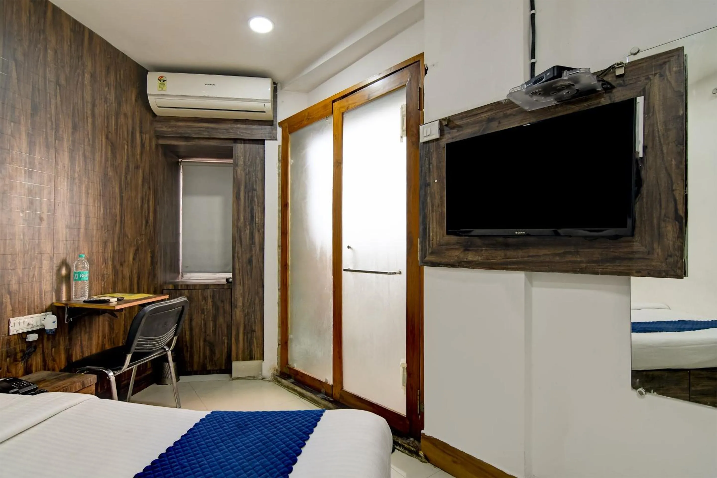 Photo of the whole room, Bed in Hotel Q Inn