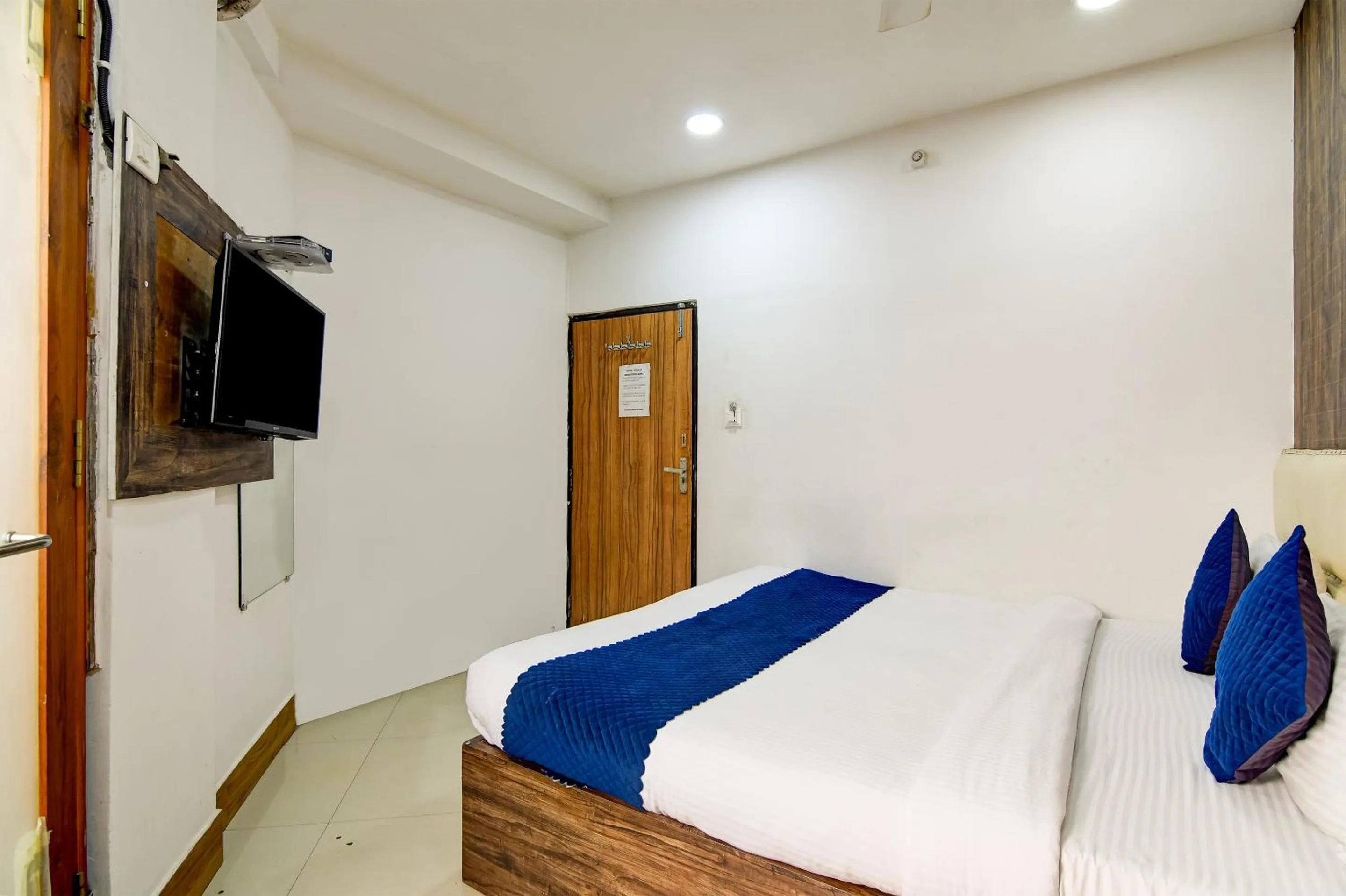 Photo of the whole room, Bed in Hotel Q Inn