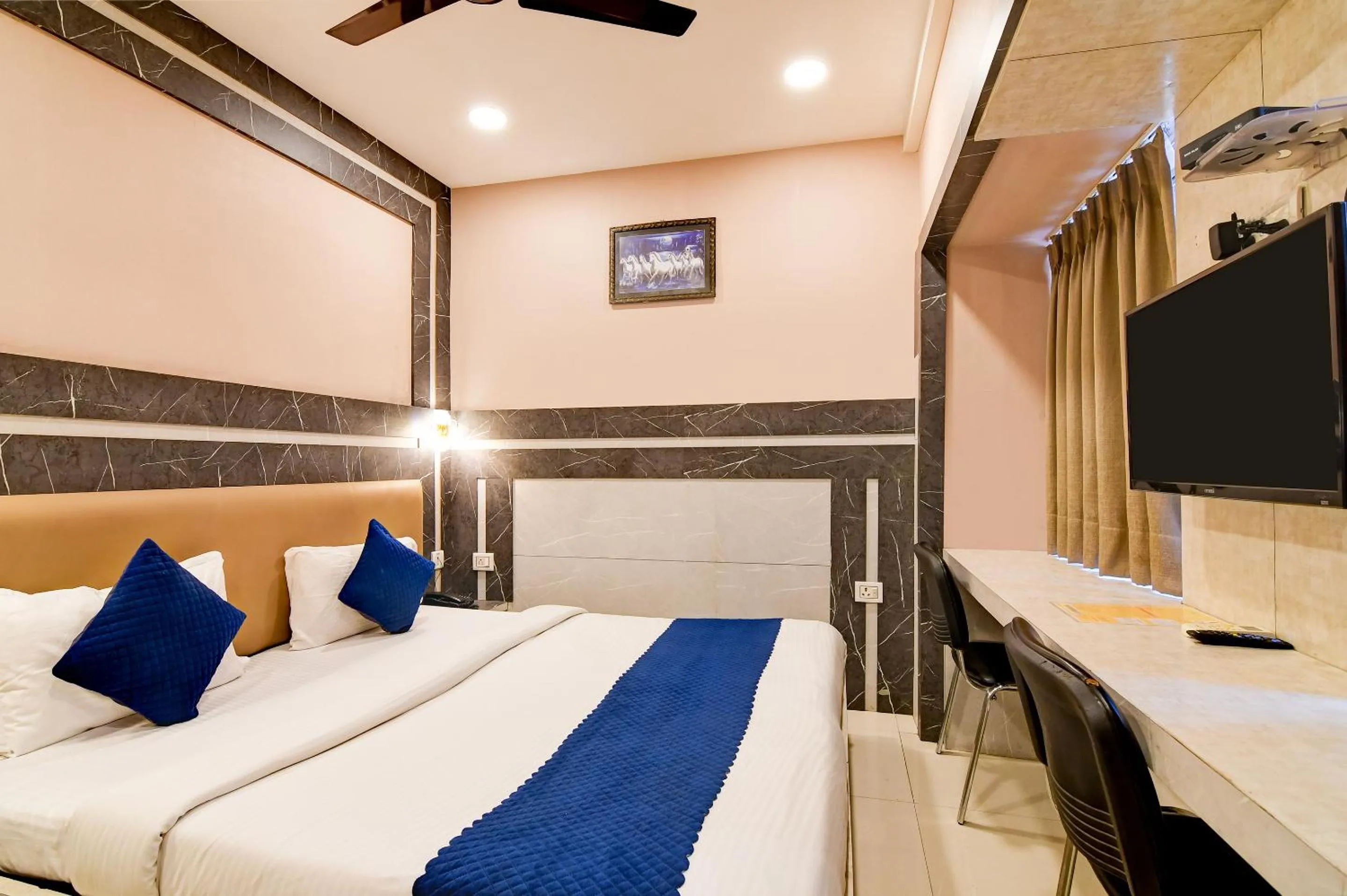 Photo of the whole room, Bed in Hotel Q Inn