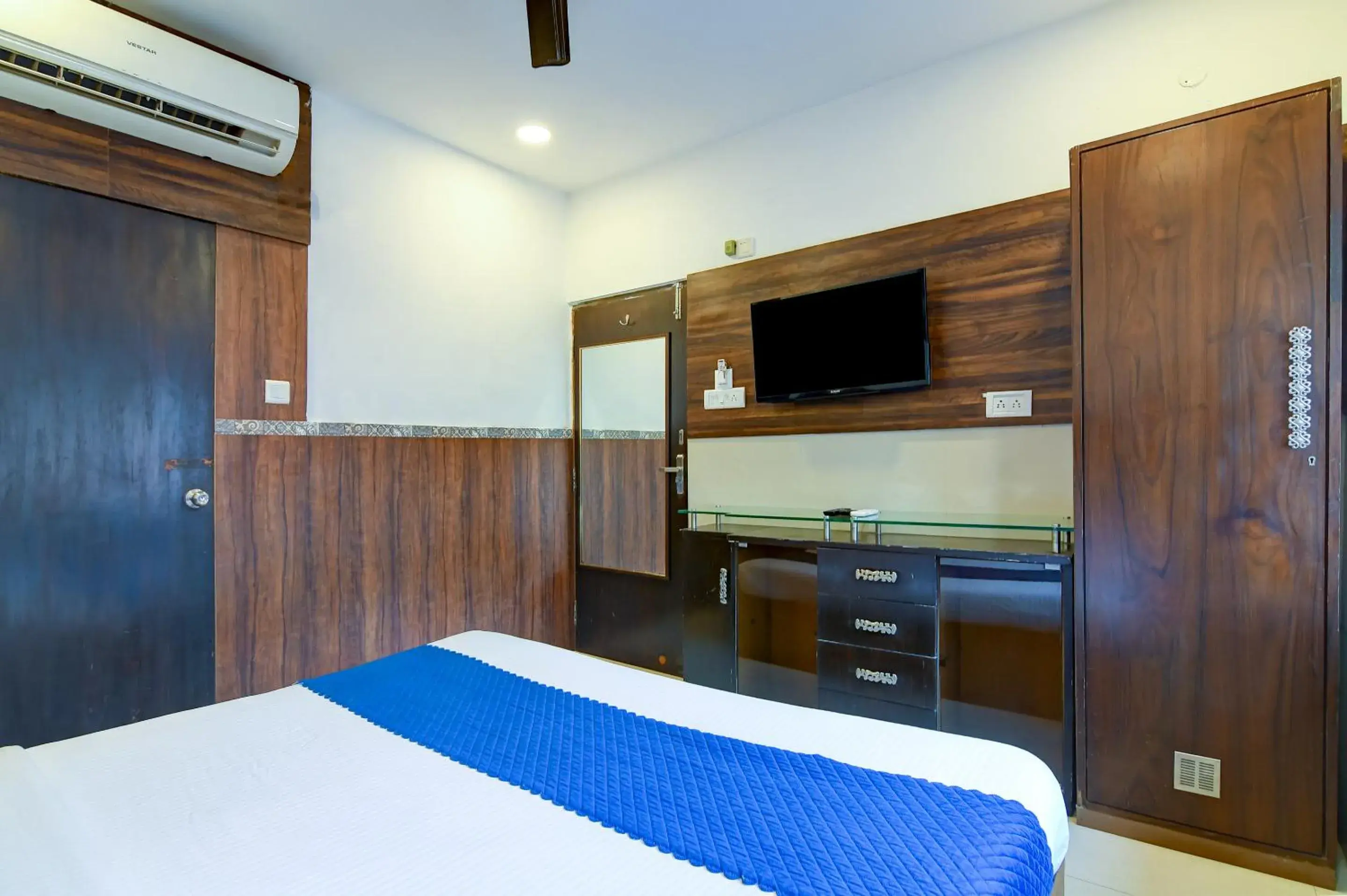 TV and multimedia, Bed in Hotel Q Inn TV and multimedia, Bed in Hotel Q Inn