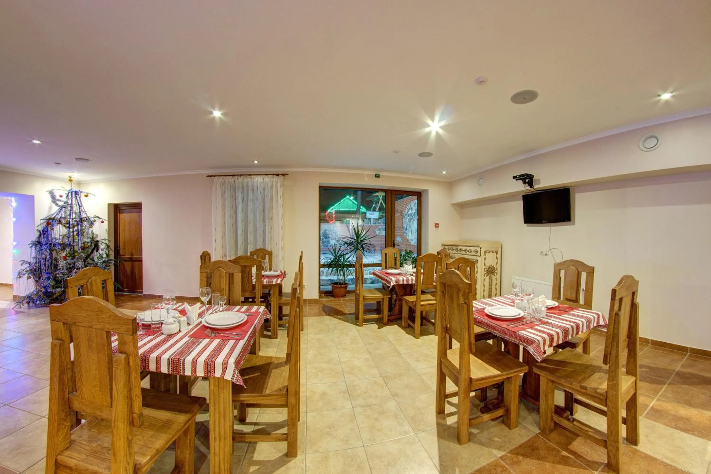 Restaurant/places to eat in Karpatski Dzherela