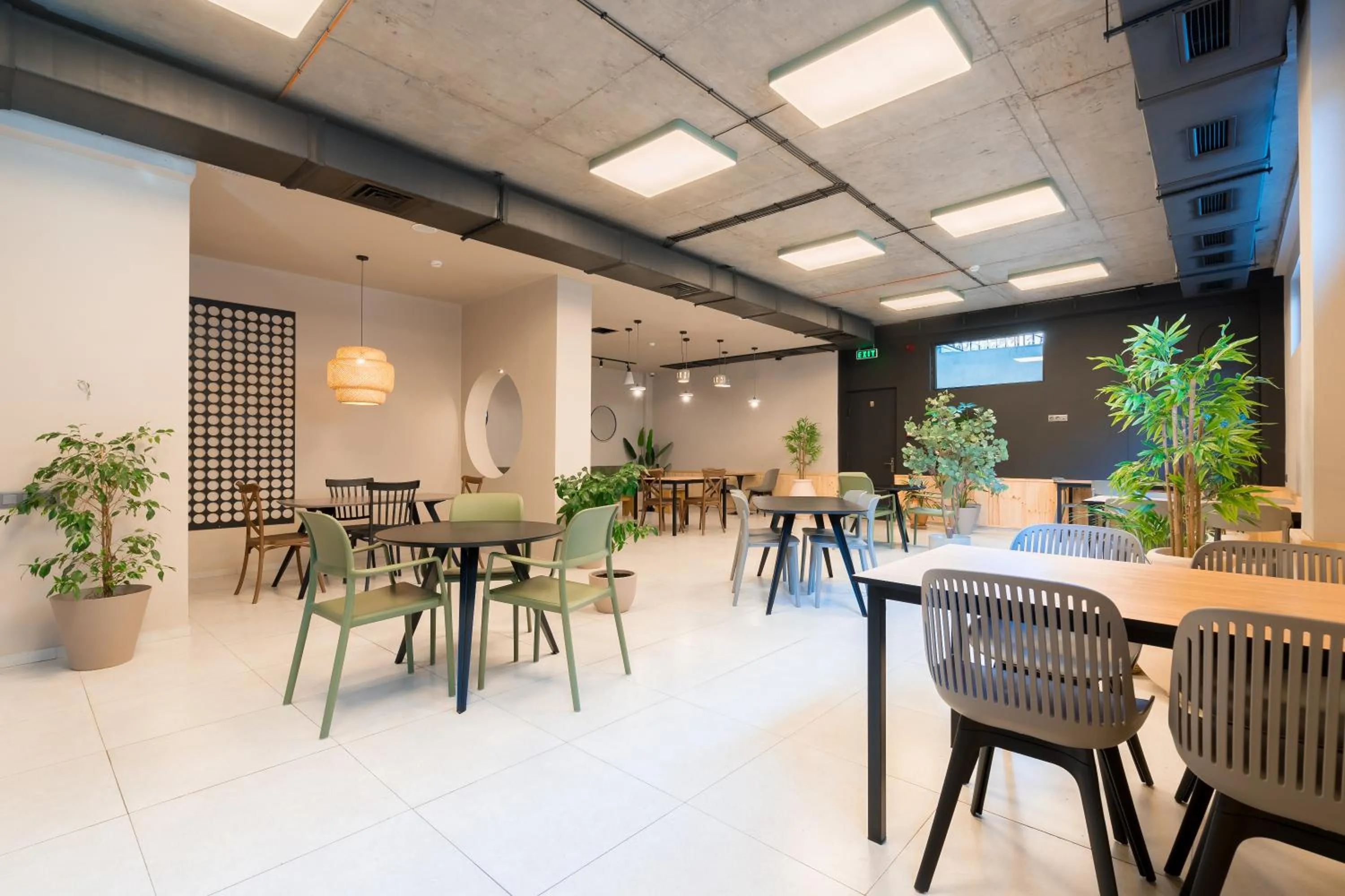 Restaurant/places to eat in Doors Boutique Hotel