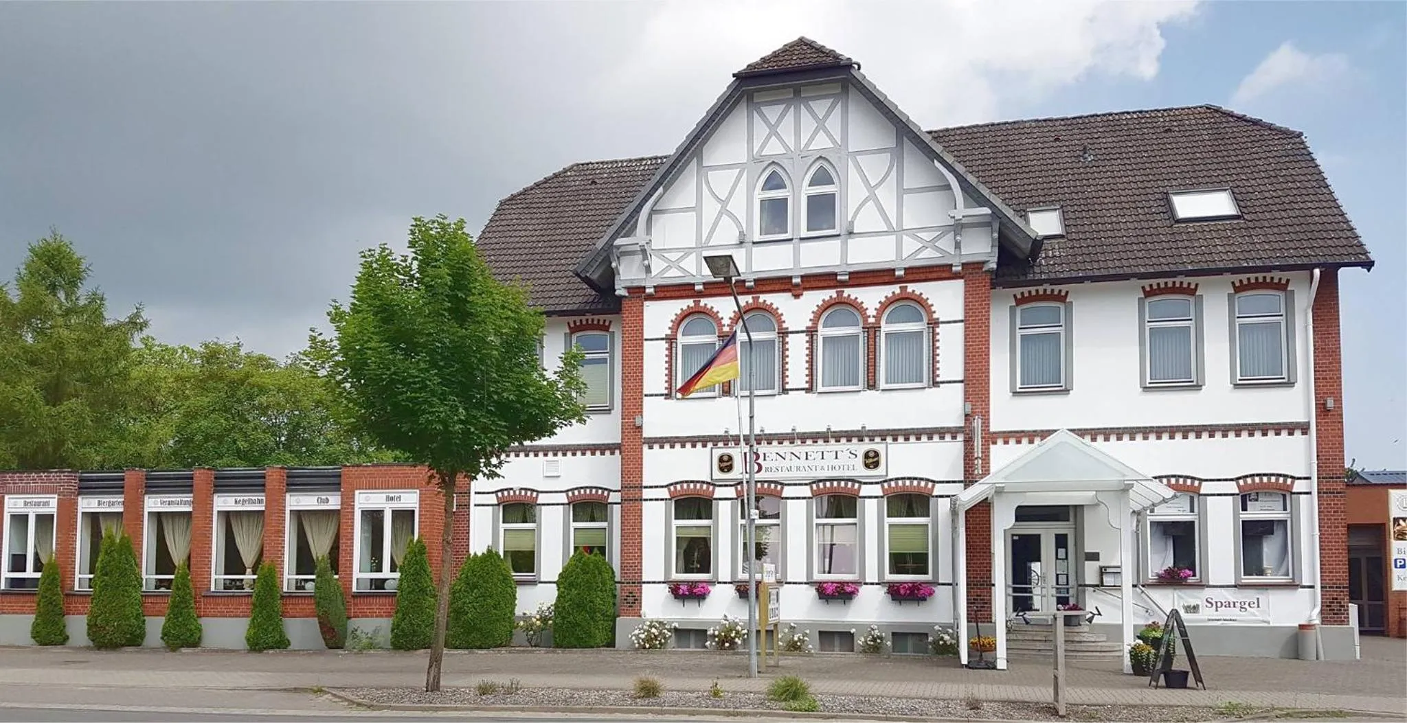 Property building in Bennetts Restaurant und Hotel