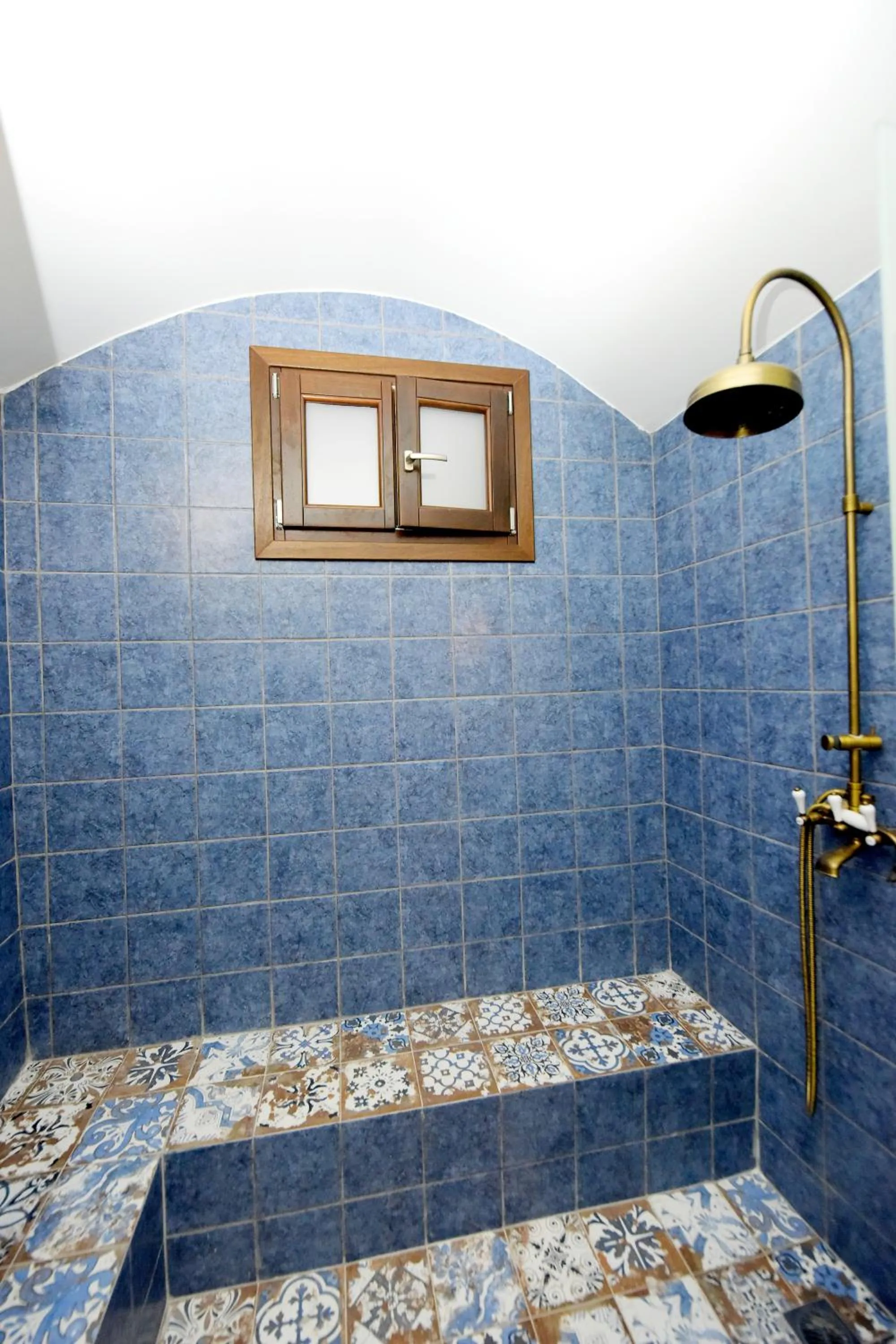 Shower in Elaia-Fos
