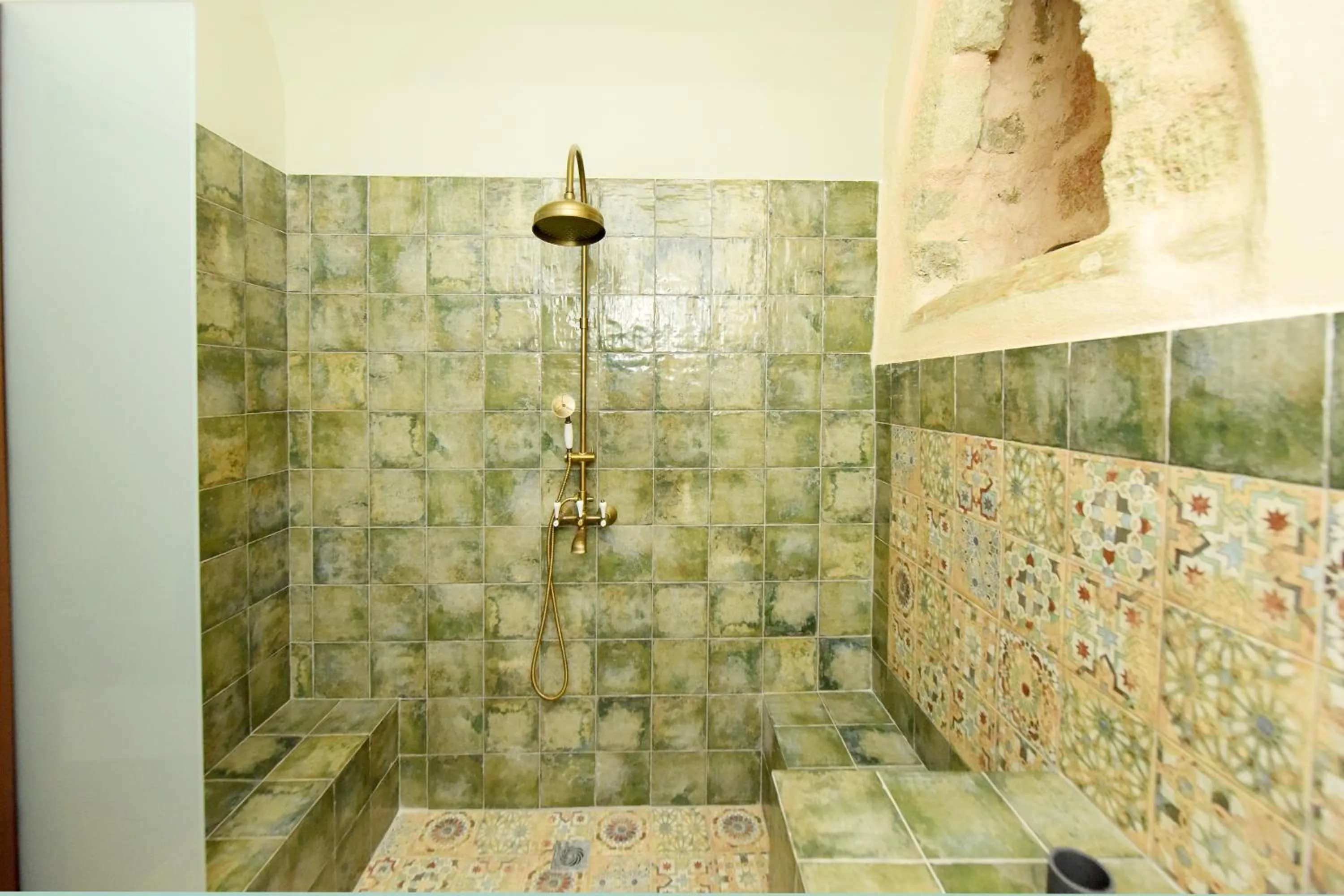 Shower in Elaia-Fos