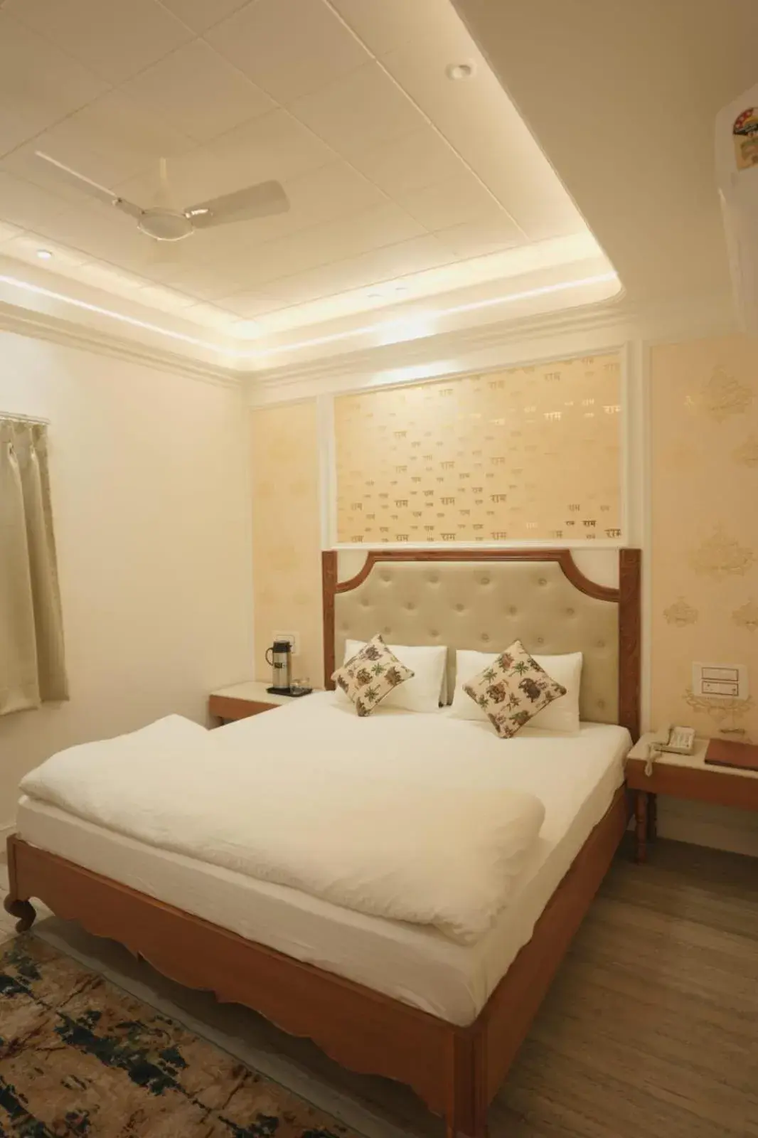 Deluxe King Room in Shri Ram Paying Guest House Premium Rooms Deluxe King Room in Shri Ram Paying Guest House Premium Rooms