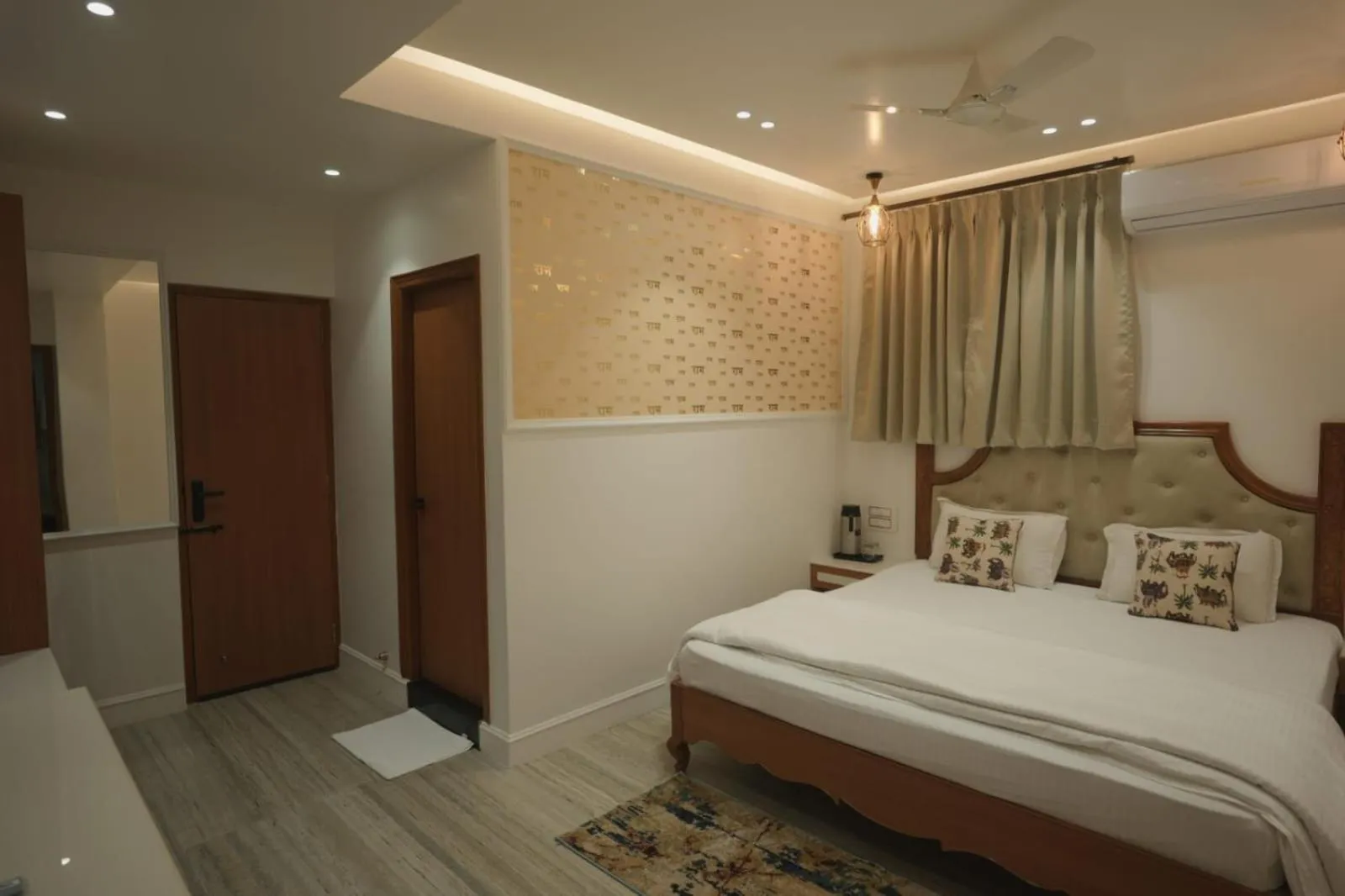 Bed in Shri Ram Paying Guest House Premium Rooms