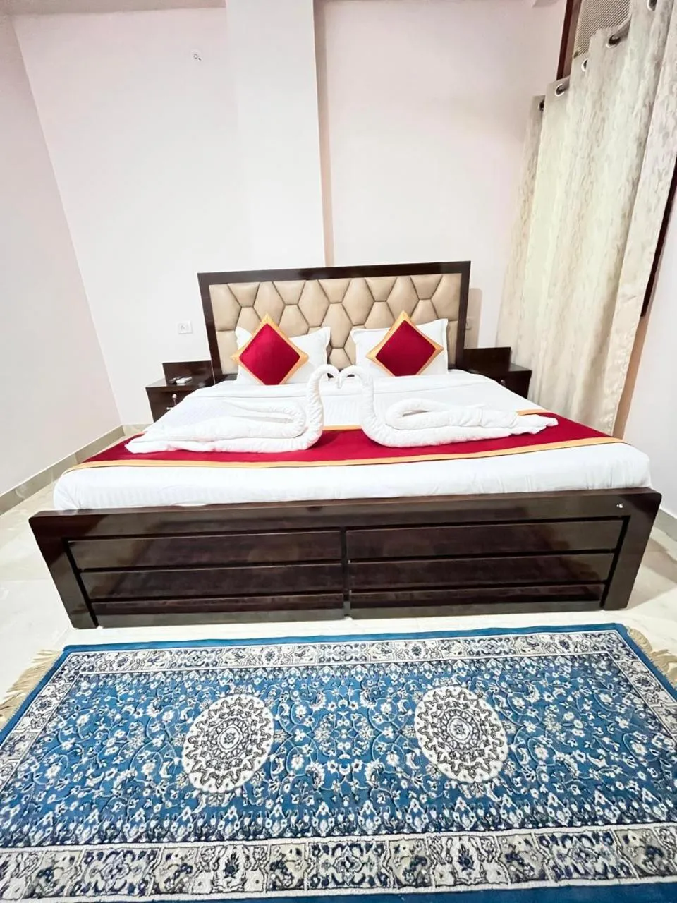 Bed in Shri Ram Paying Guest House Premium Rooms